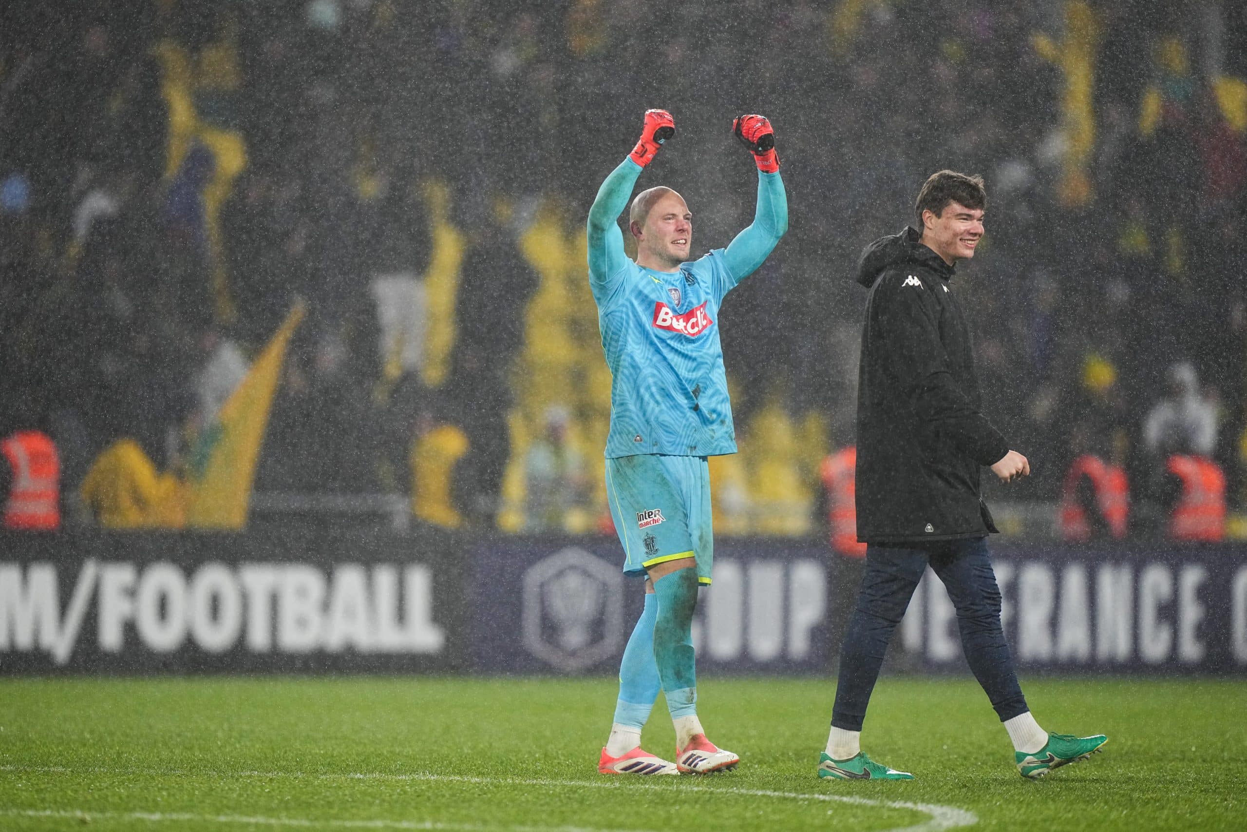 Maxime Dupé célébrant la qualification de l'OGC Nice aux dépens du FC Nantes.