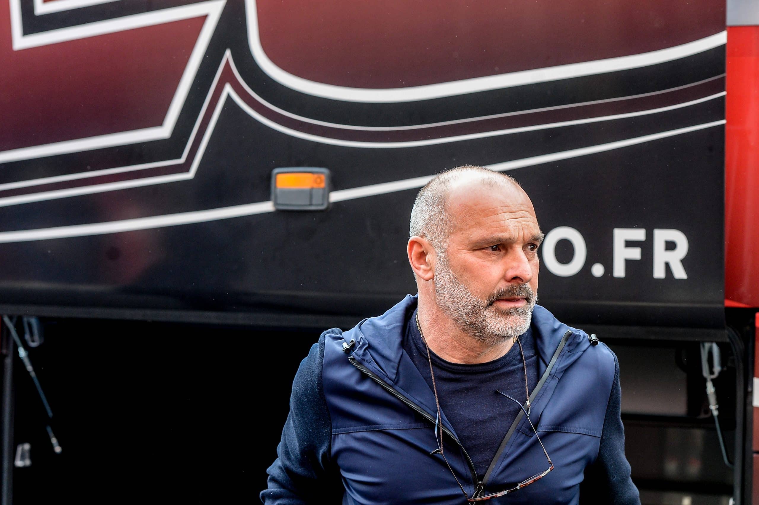 Pascal Dupraz descendant du bus à l'époque où il était entraîneur de Dijon.