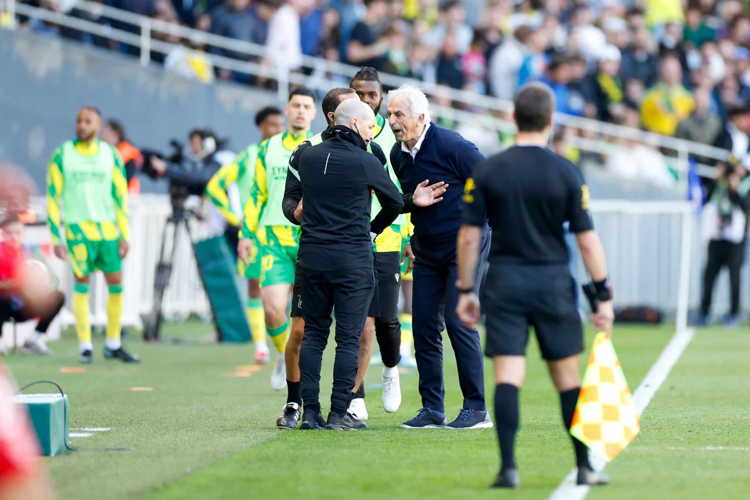 Vahid Halilhodzic hurlant après le quatrième arbitre lors de Nantes-Brest.
