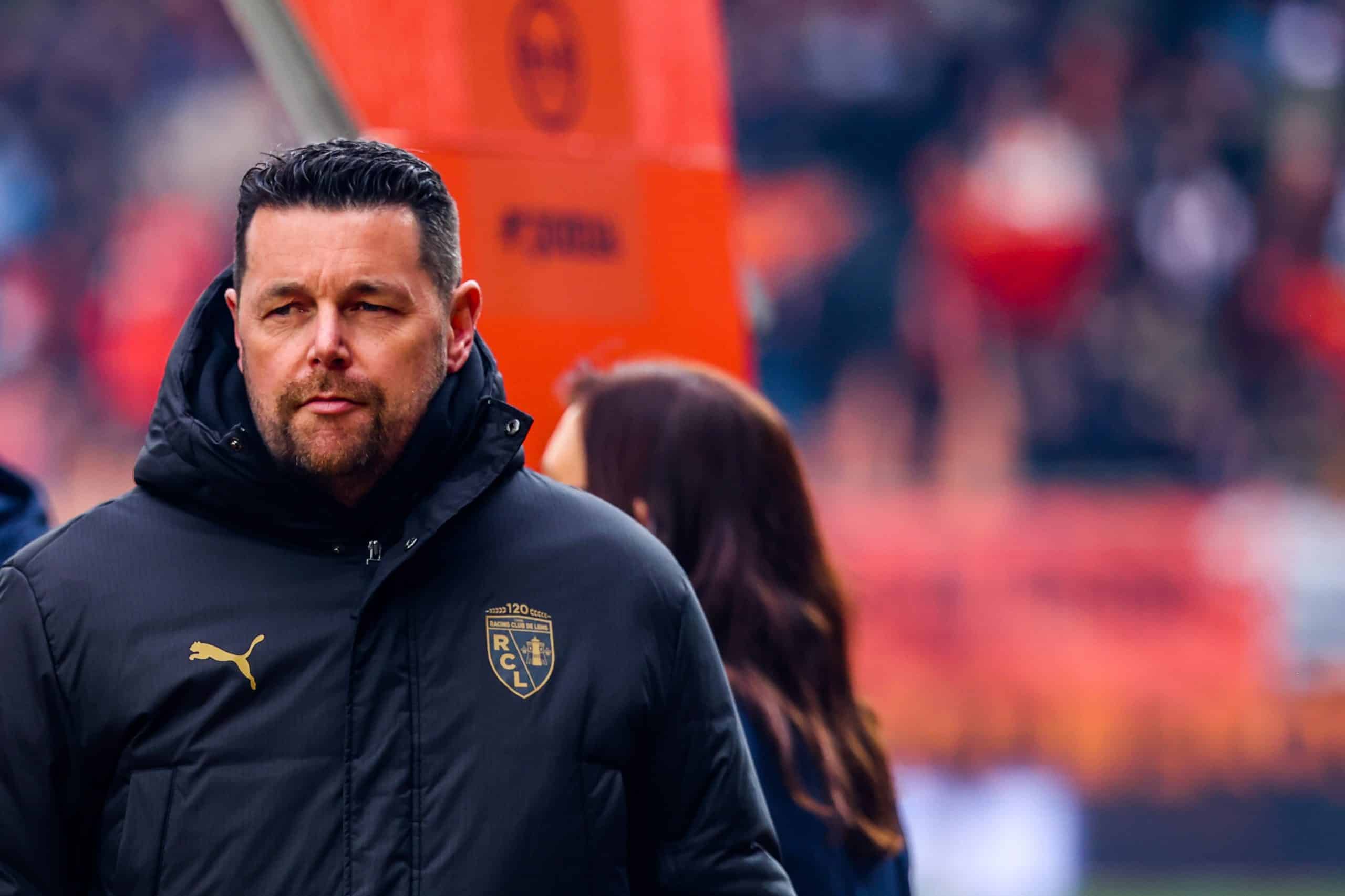 Pierre Sage avant le coup d'envoi du match entre le FC Lorient et le RC Lens.