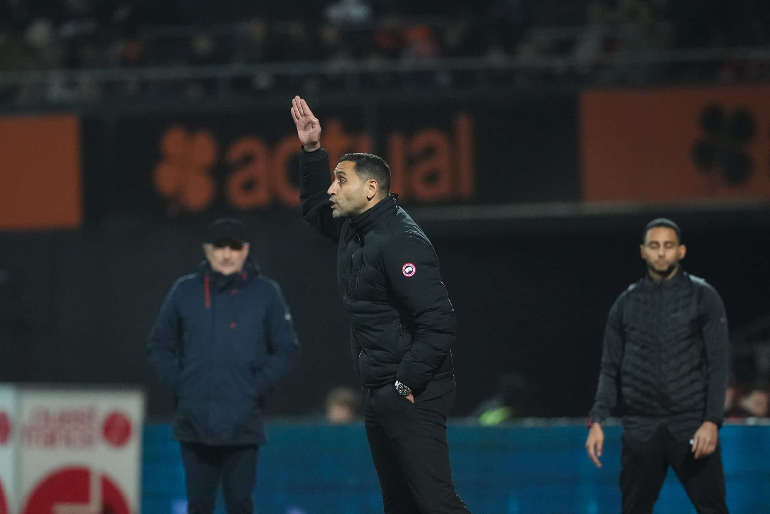 Ahmed Kantari donnant des consignes à ses joueurs contre Lorient.