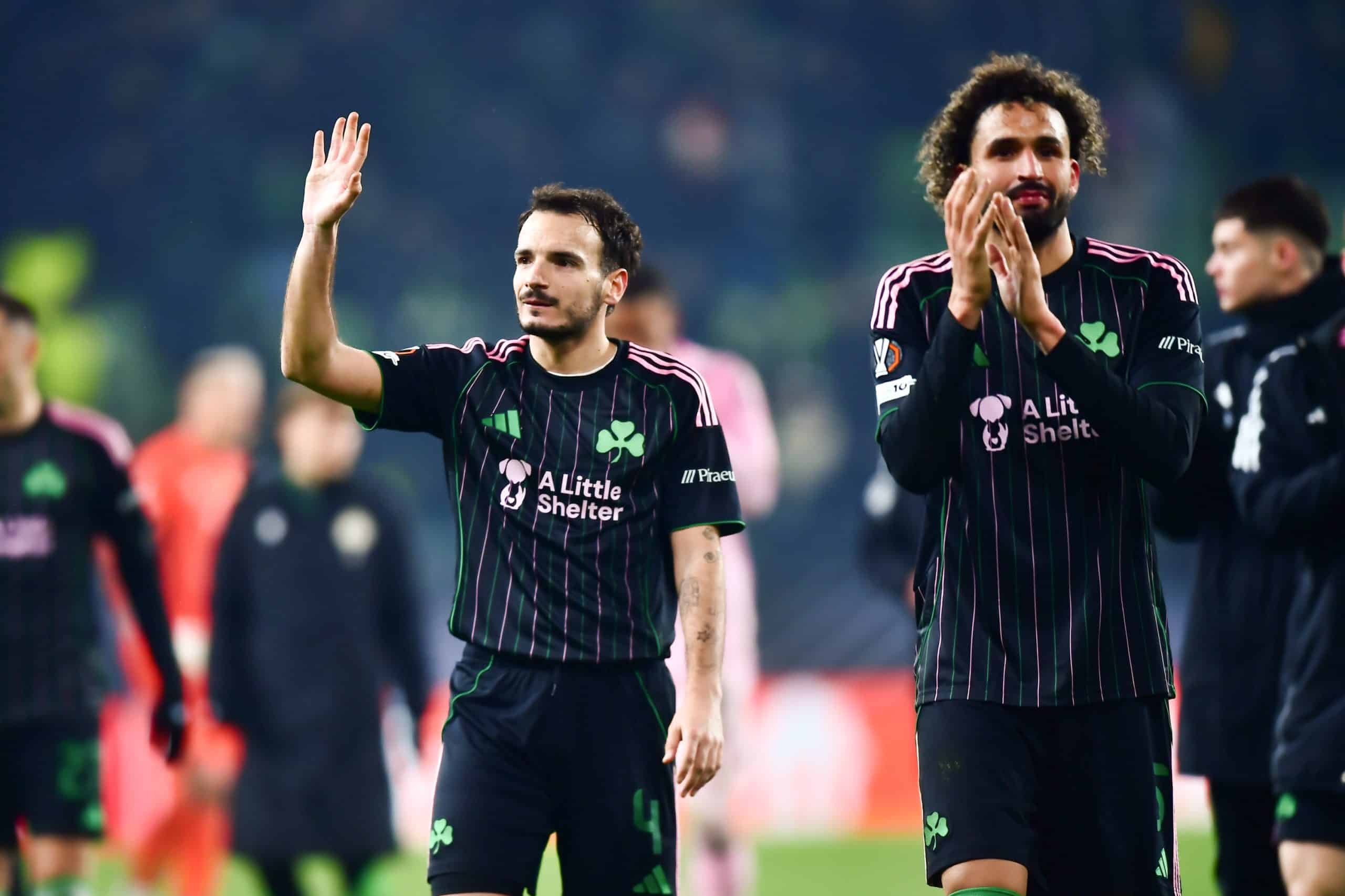 Pedro Chirivella saluant le public après un match du Panathinaïkos.