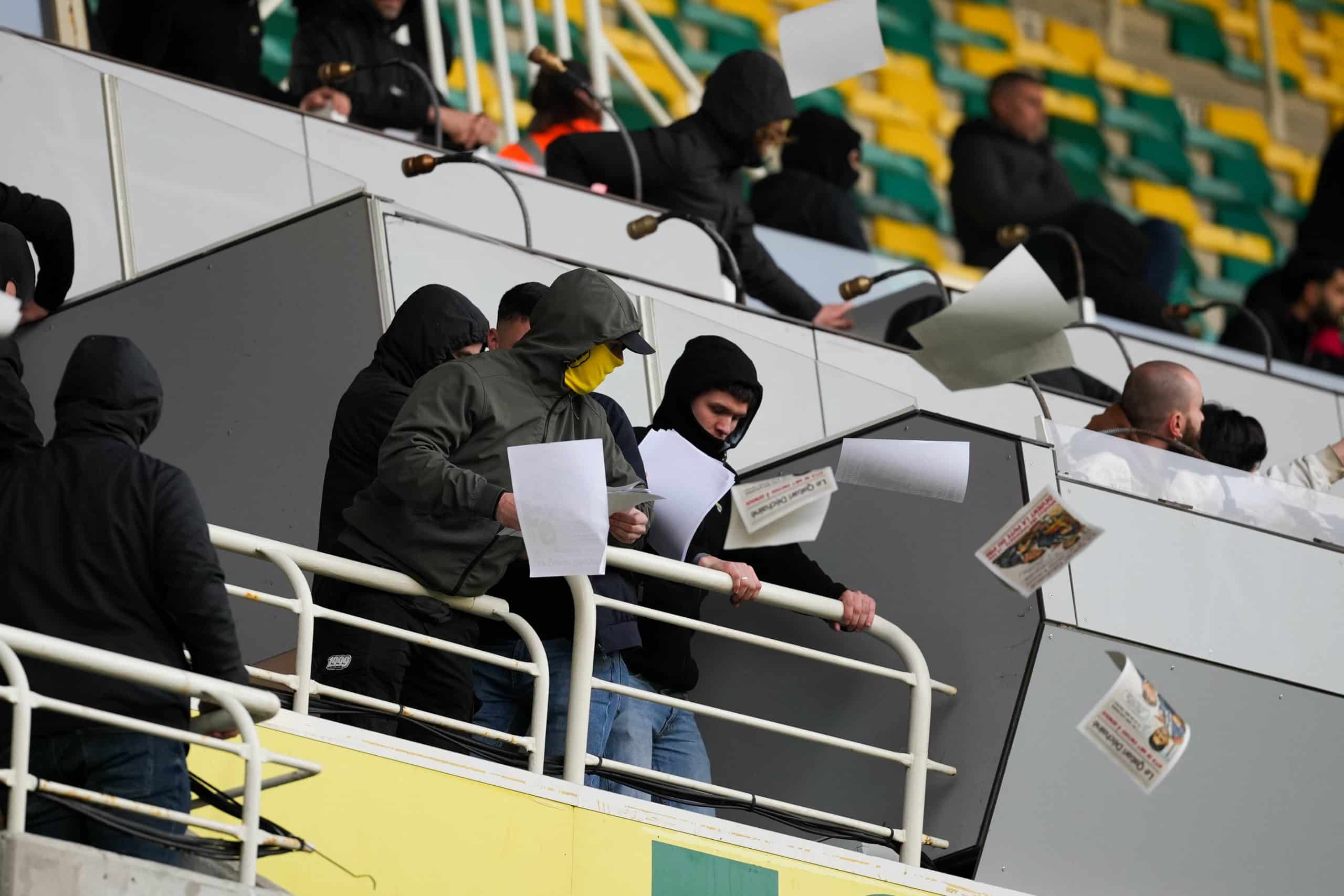 Des supporters du FC Nantes jetant des tracts suite au report du match contre le PSG.