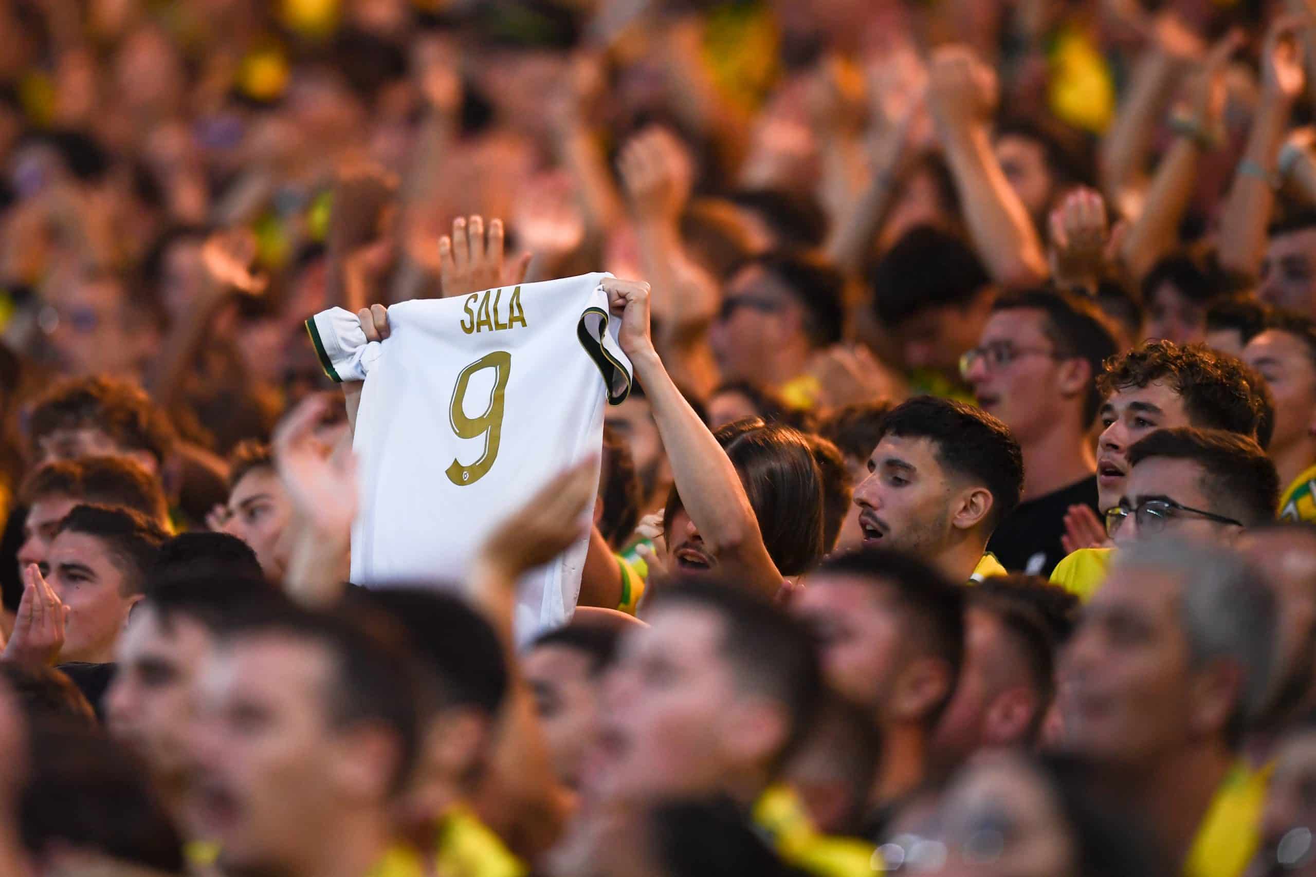 Un supporter du FC Nantes brandissant un maillot d'Emiliano Sala.