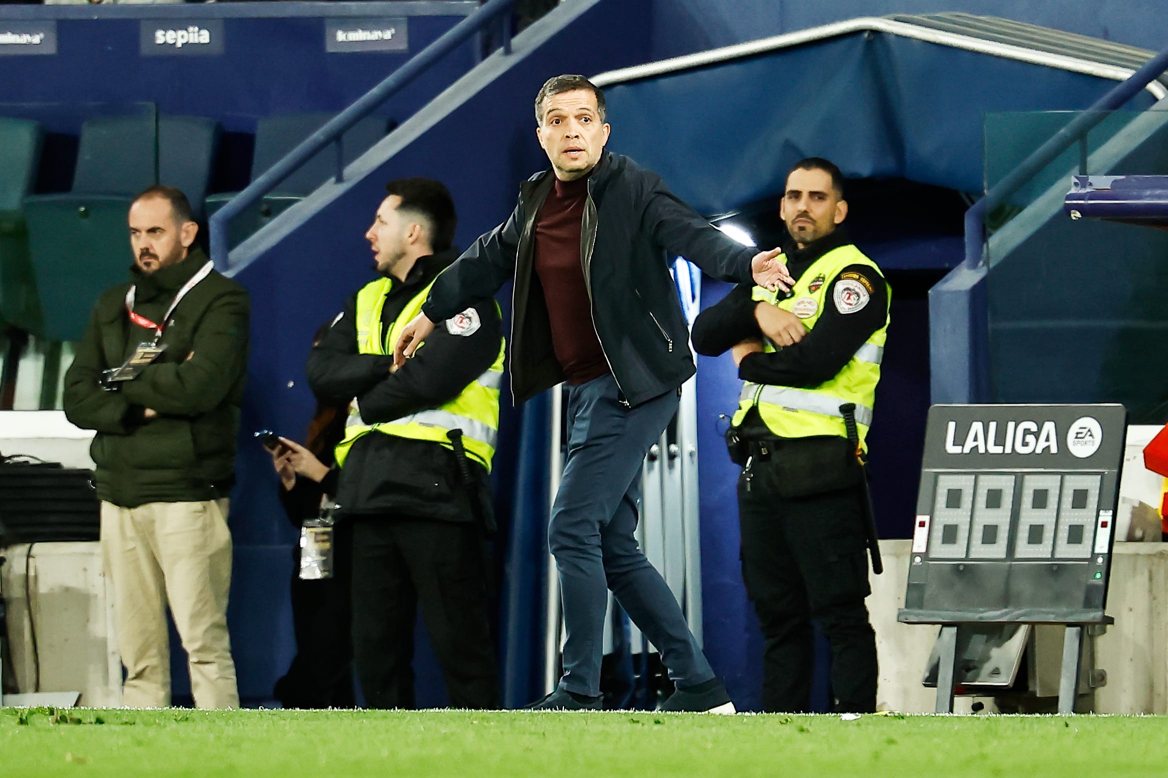 Luis Castro s'énervant contre ses joueurs lors de Levante-Villarreal.