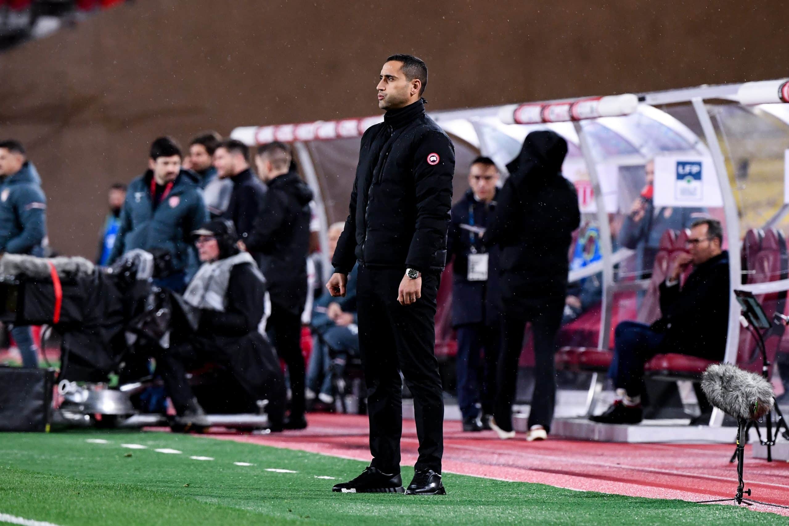 Ahmed Kantari sur le bord de la pelouse de Louis-II, lors de la défaite du FC Nantes.