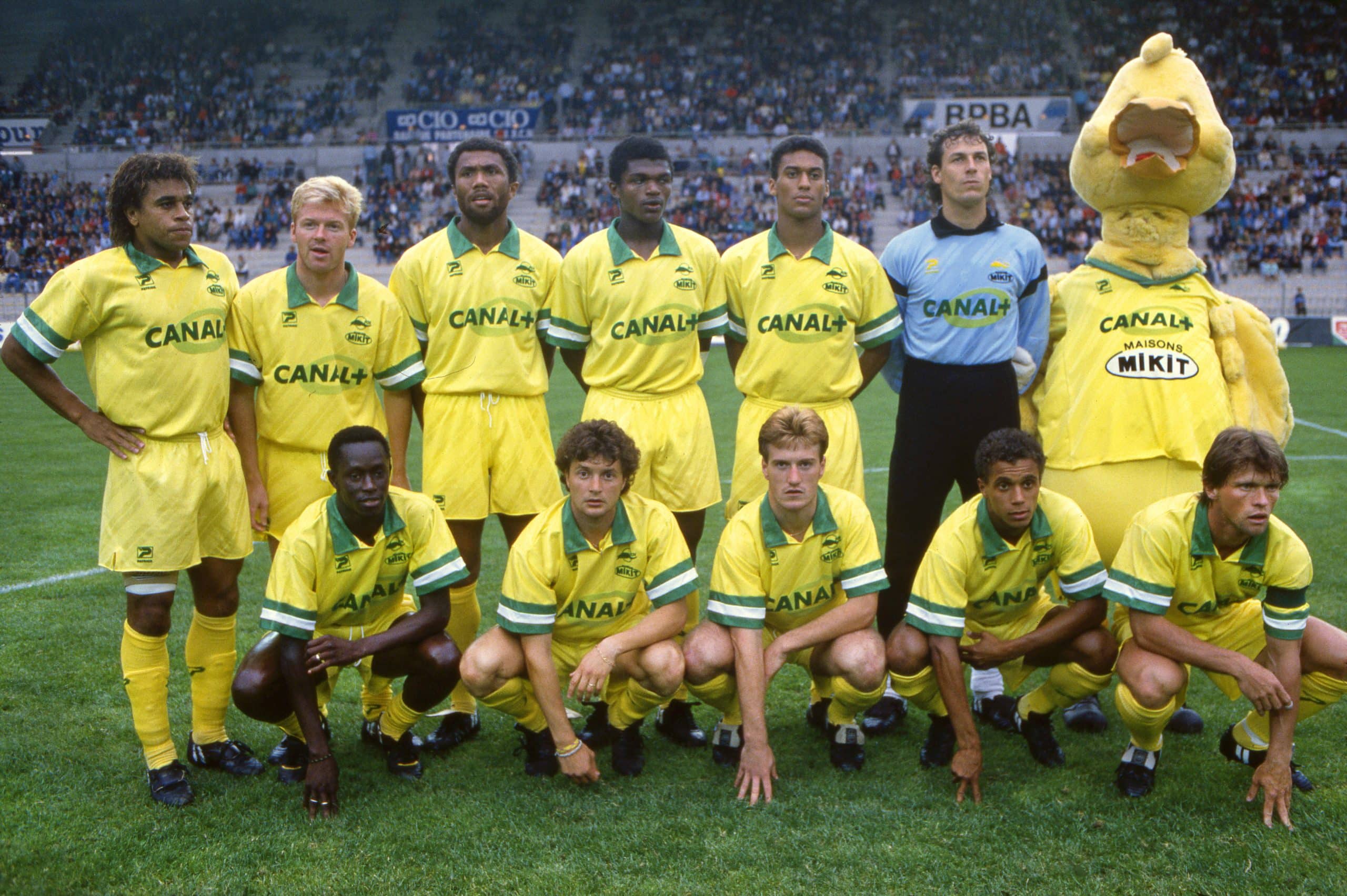 Joël Henry, debout tout à gauche, avant un match du FC Nantes en juillet 1988.