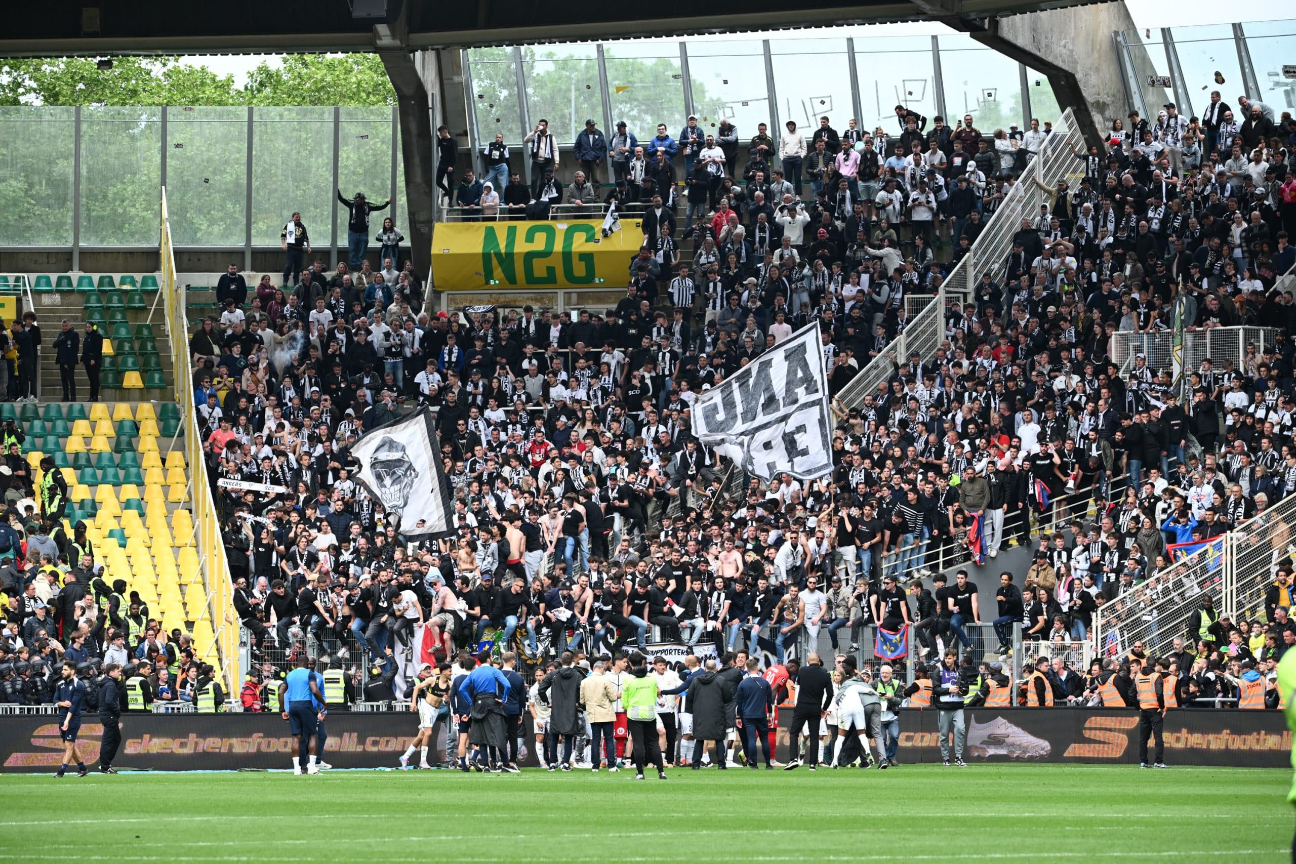 Les joueurs du SCO célébrant leur succès à la Beaujoire la saison dernière avec leurs supporters.