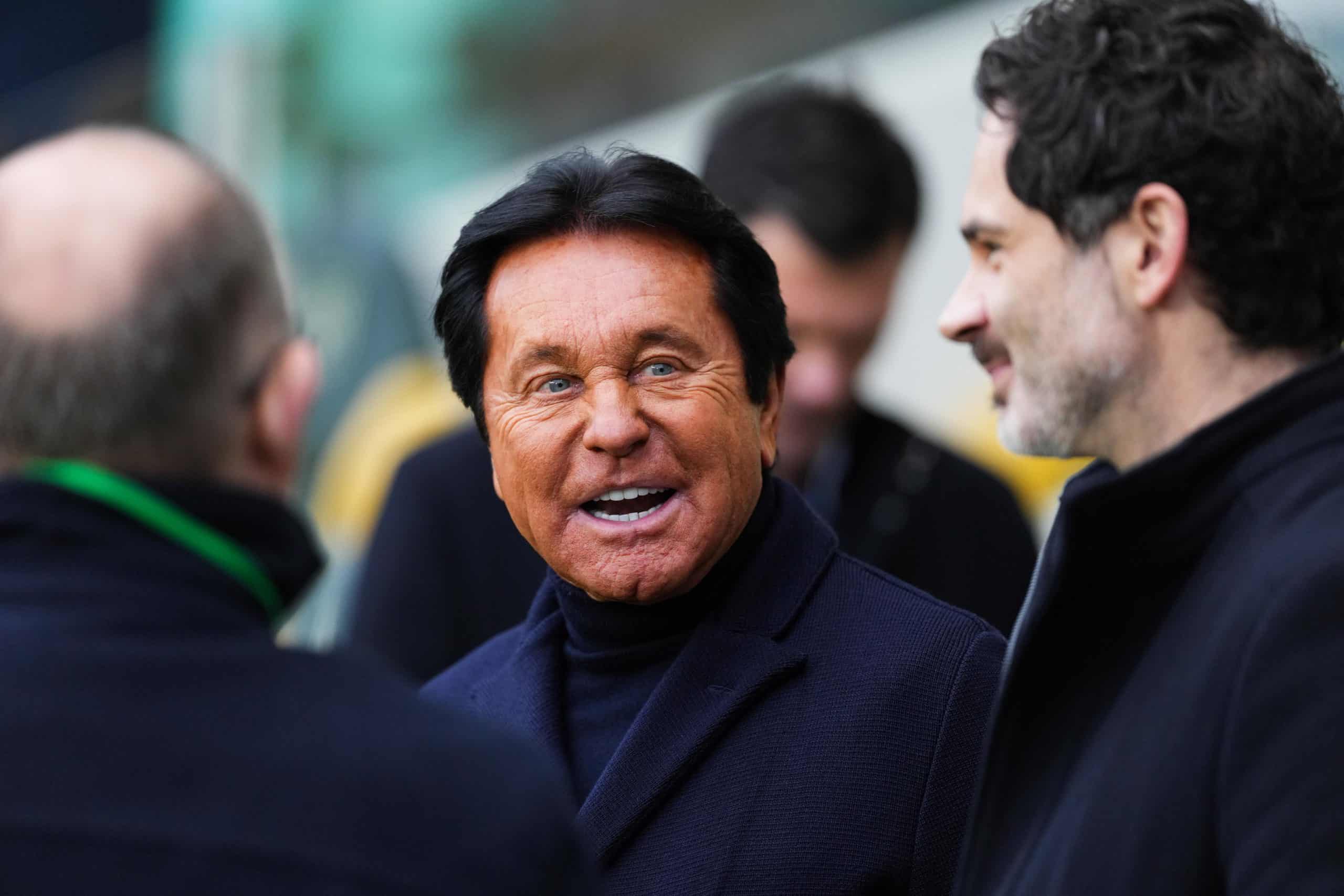 Waldemar Kita plaisantant avec des dirigeants du PFC avant un match de Nantes.