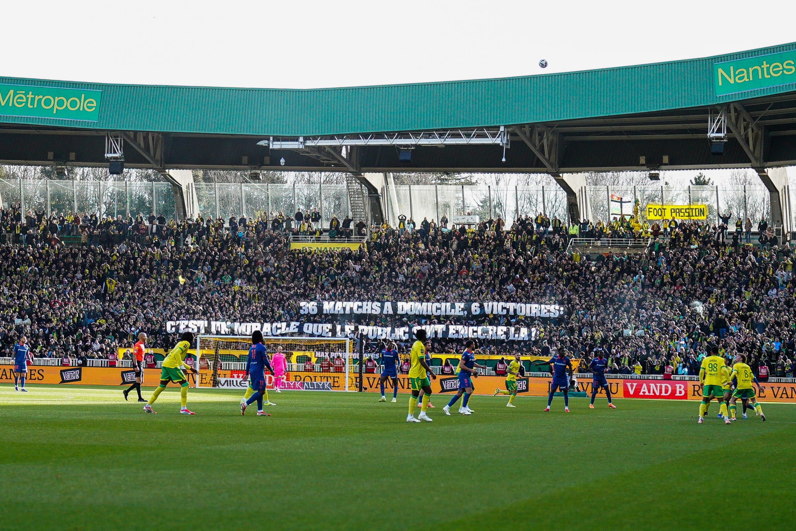 La banderole de la Brigade Loire stigmatisant la faiblesse du FC Nantes à la Beaujoire.