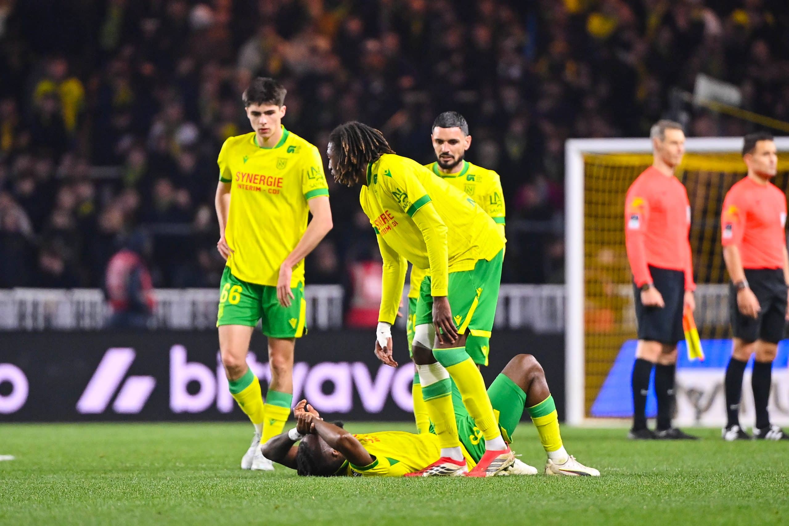 La déception des Canaris après la défaite contre Strasbourg.