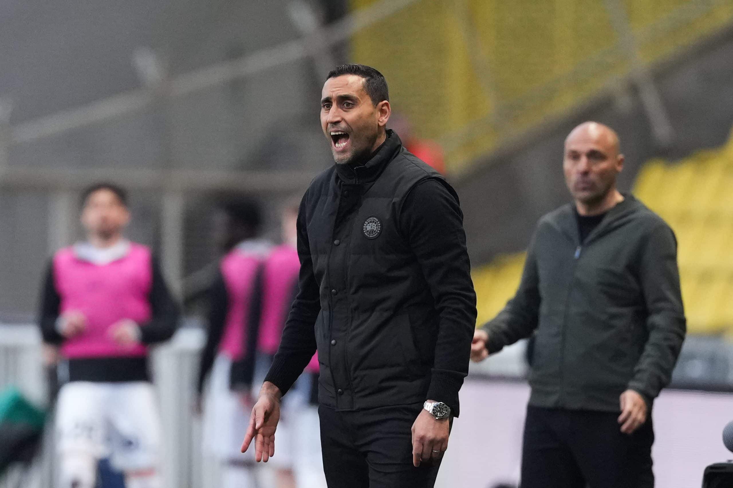 Ahmed Kantari hurlant ses consignes à ses joueurs lors de Nantes-Angers.