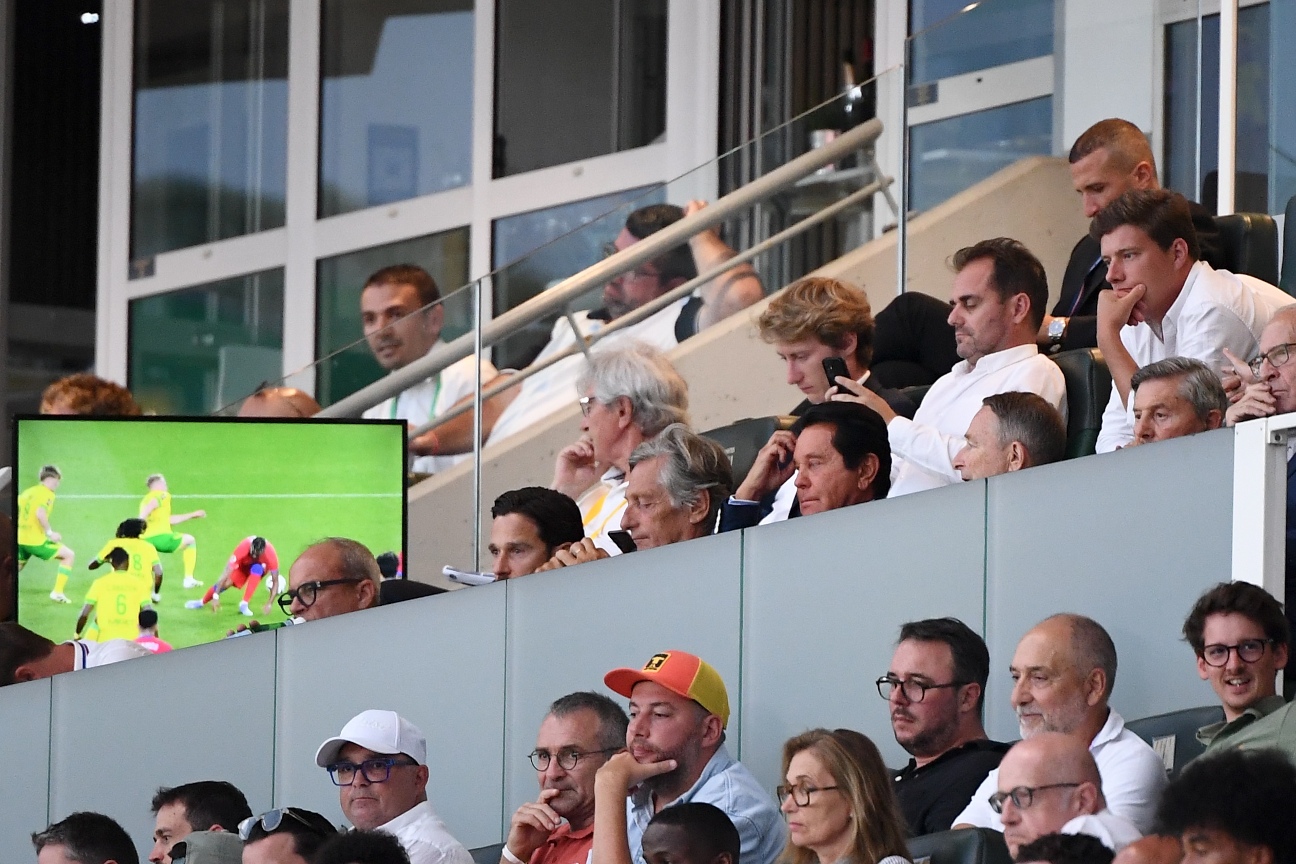 Franck et Waldemar Kita assistant à un match à la Beaujoire.