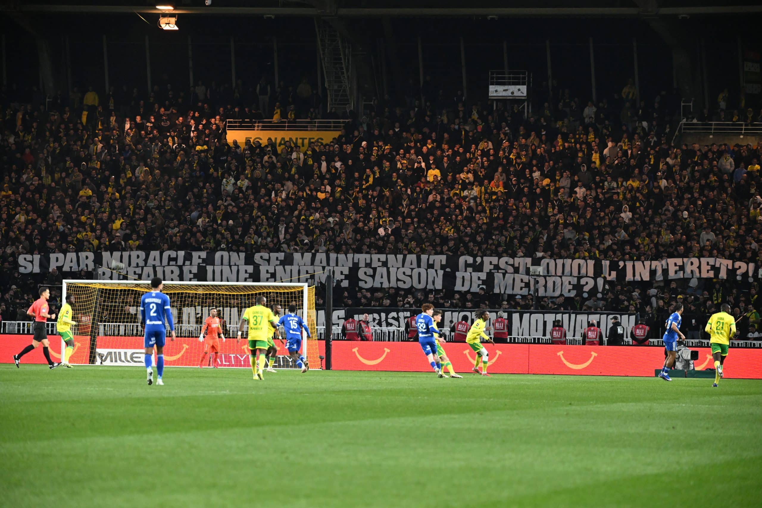 La tribune Loire protestant contre la direction du FC Nantes via des banderoles.