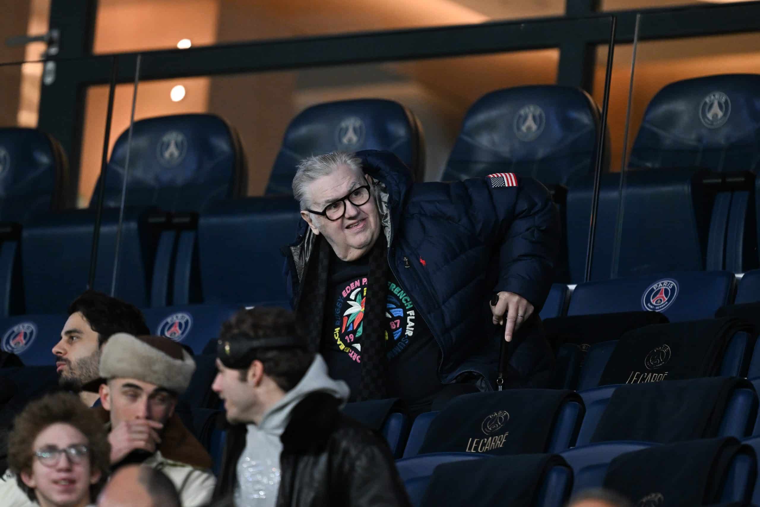 Pierre Ménès en tribune du Parc des Princes.