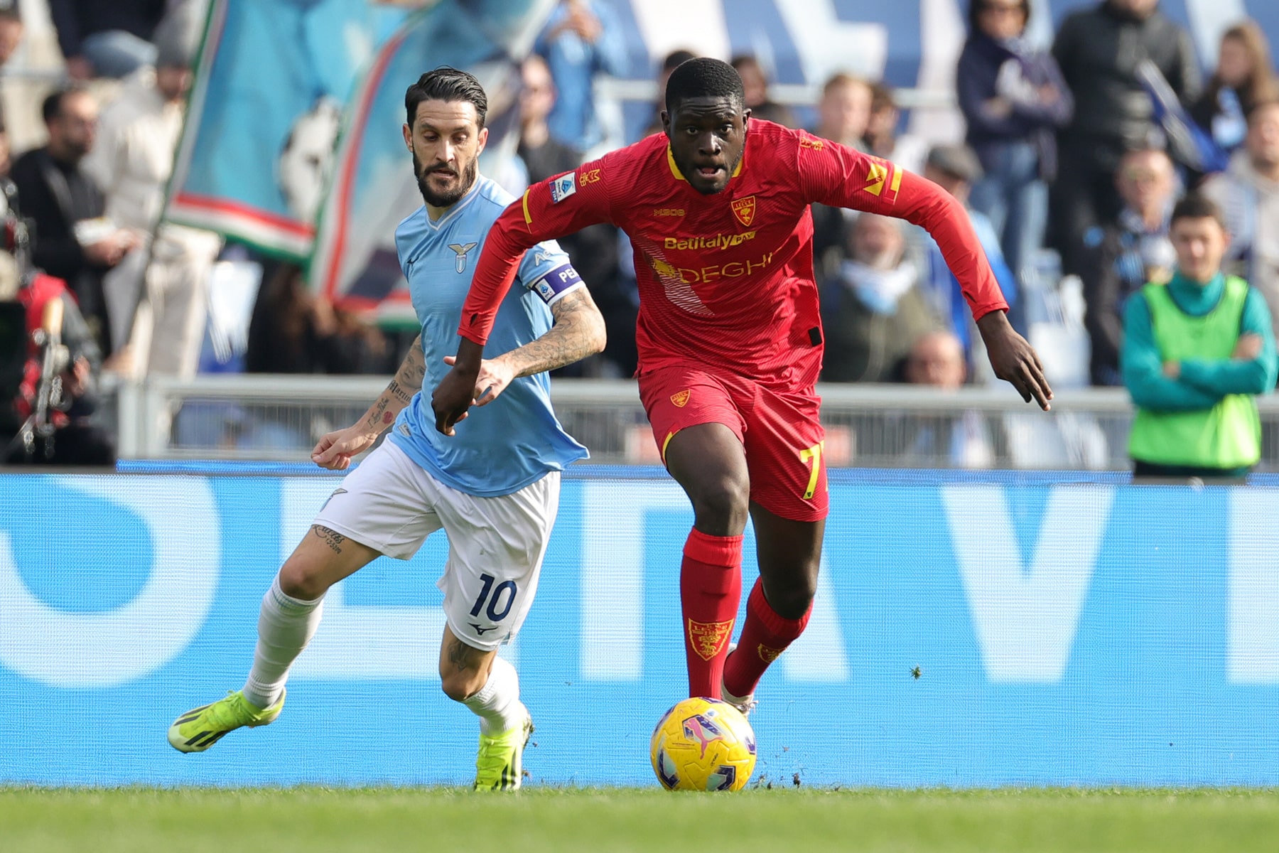 Mohamed Kaba devançant un adversaire avec le ballon lors d'un Lazio-Lecce.