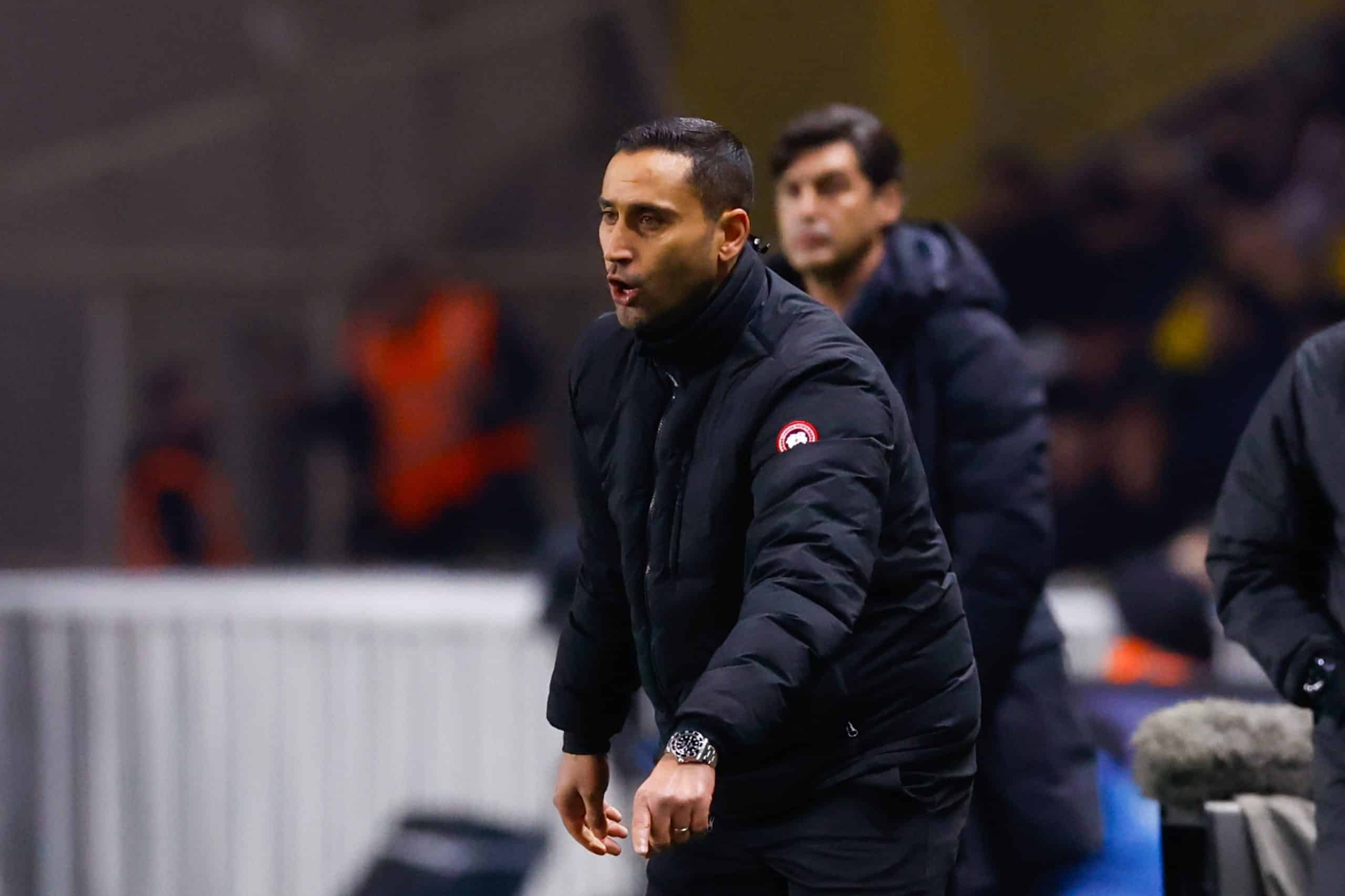 Ahmed Kantari donnant des consignes lors du match entre le FC Nantes et l'OL.