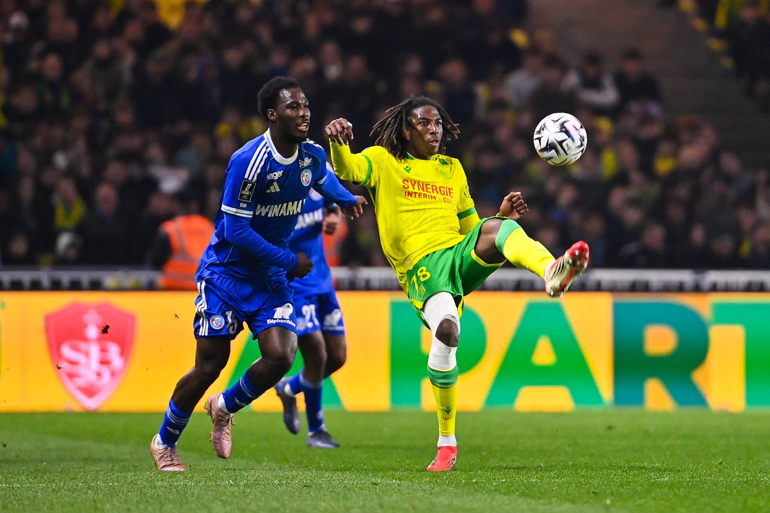 Tylel Tati dégageant le ballon lors du match entre le FC Nantes et le RC Strasbourg.