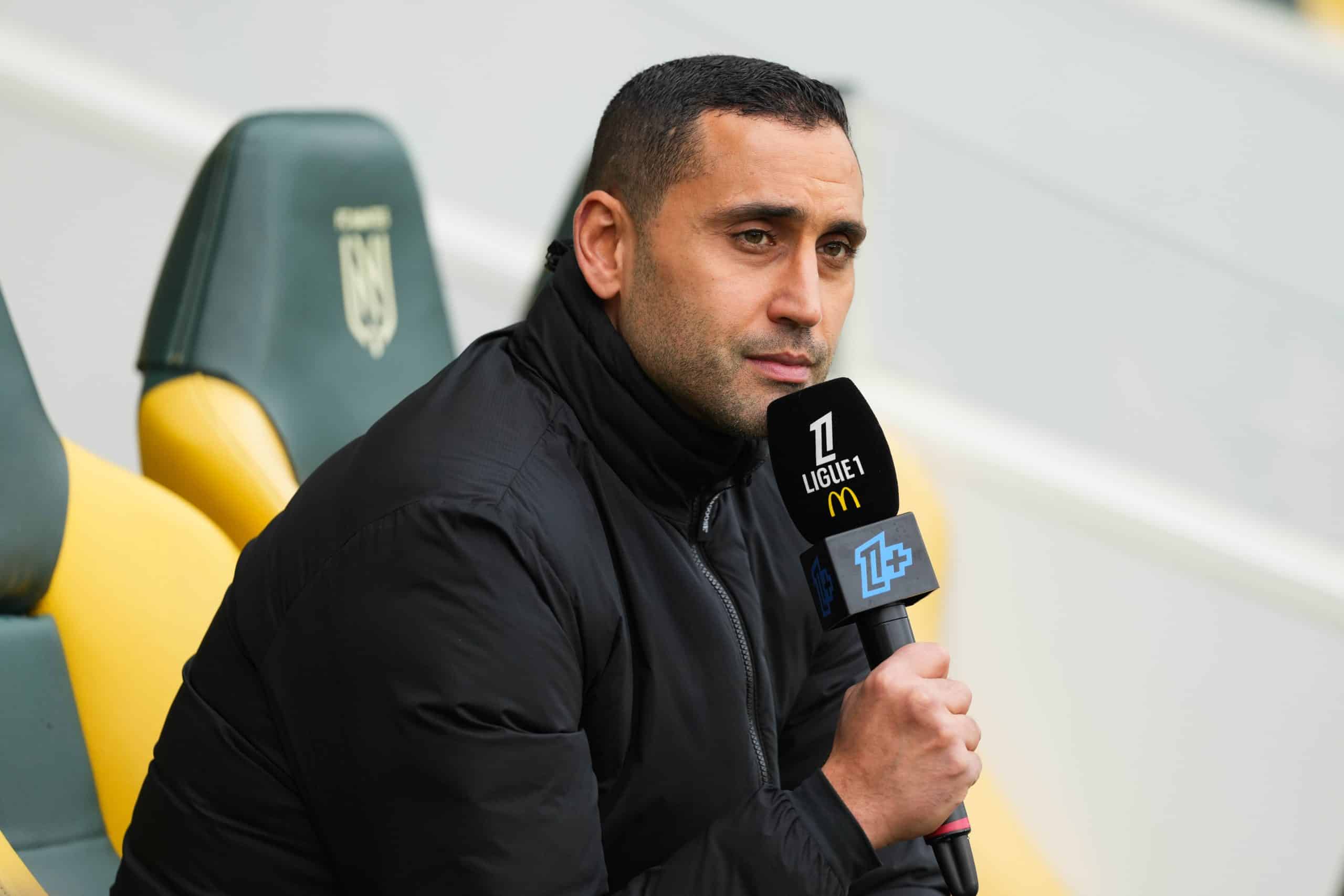 L'entraîneur du FC Nantes, Ahmed Kantari, répondant à une interview.
