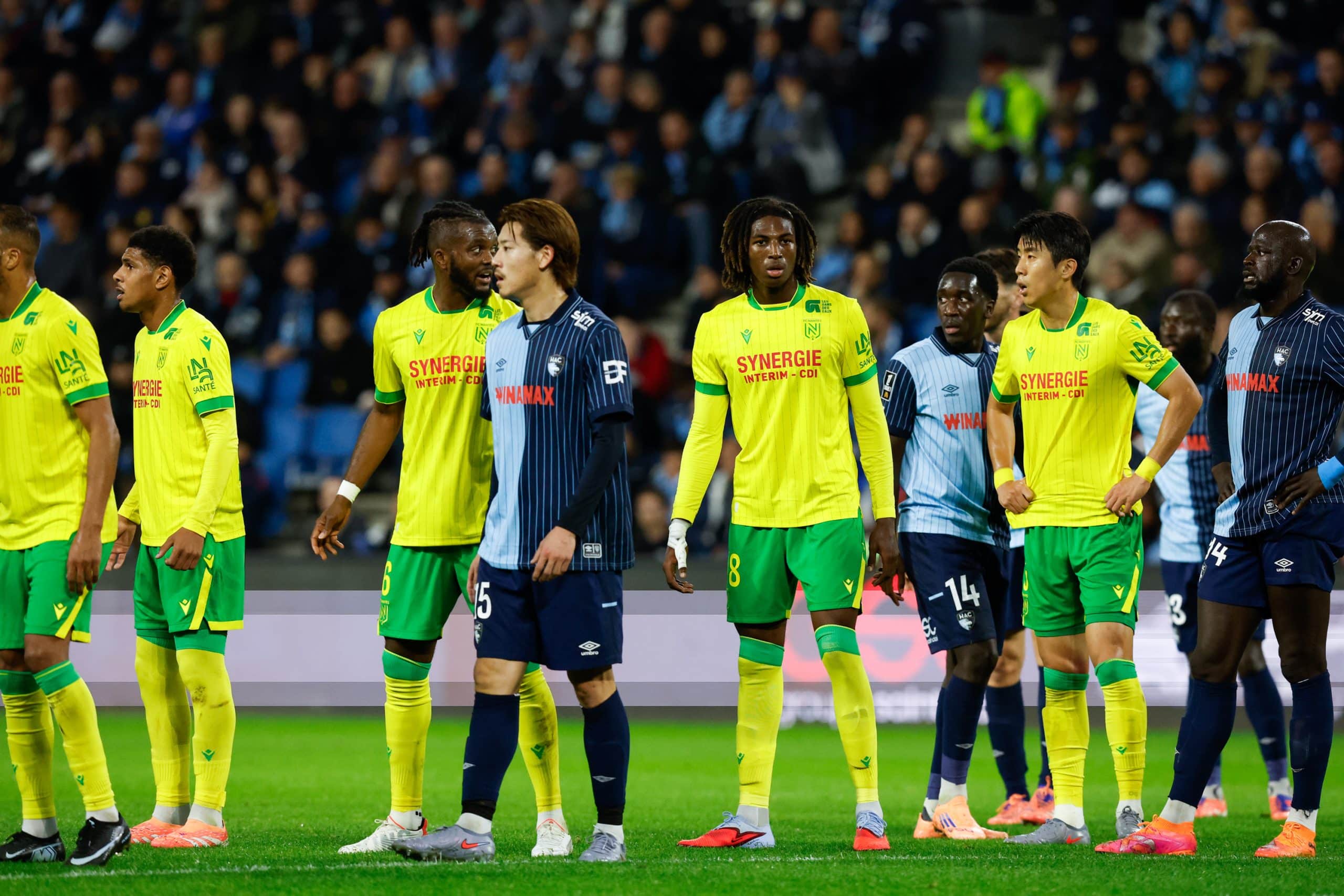 Kwon au milieu de ses partenaires lors du match du FC Nantes au Havre.