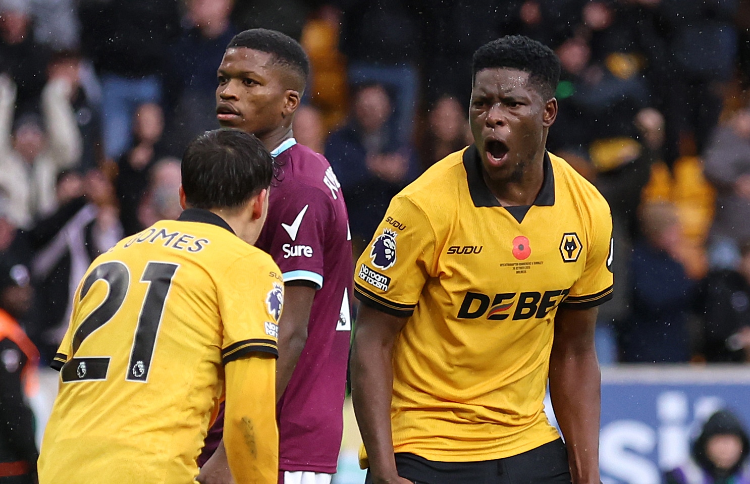 Marshall Munetsi célébrant un but avec Wolverhampton.