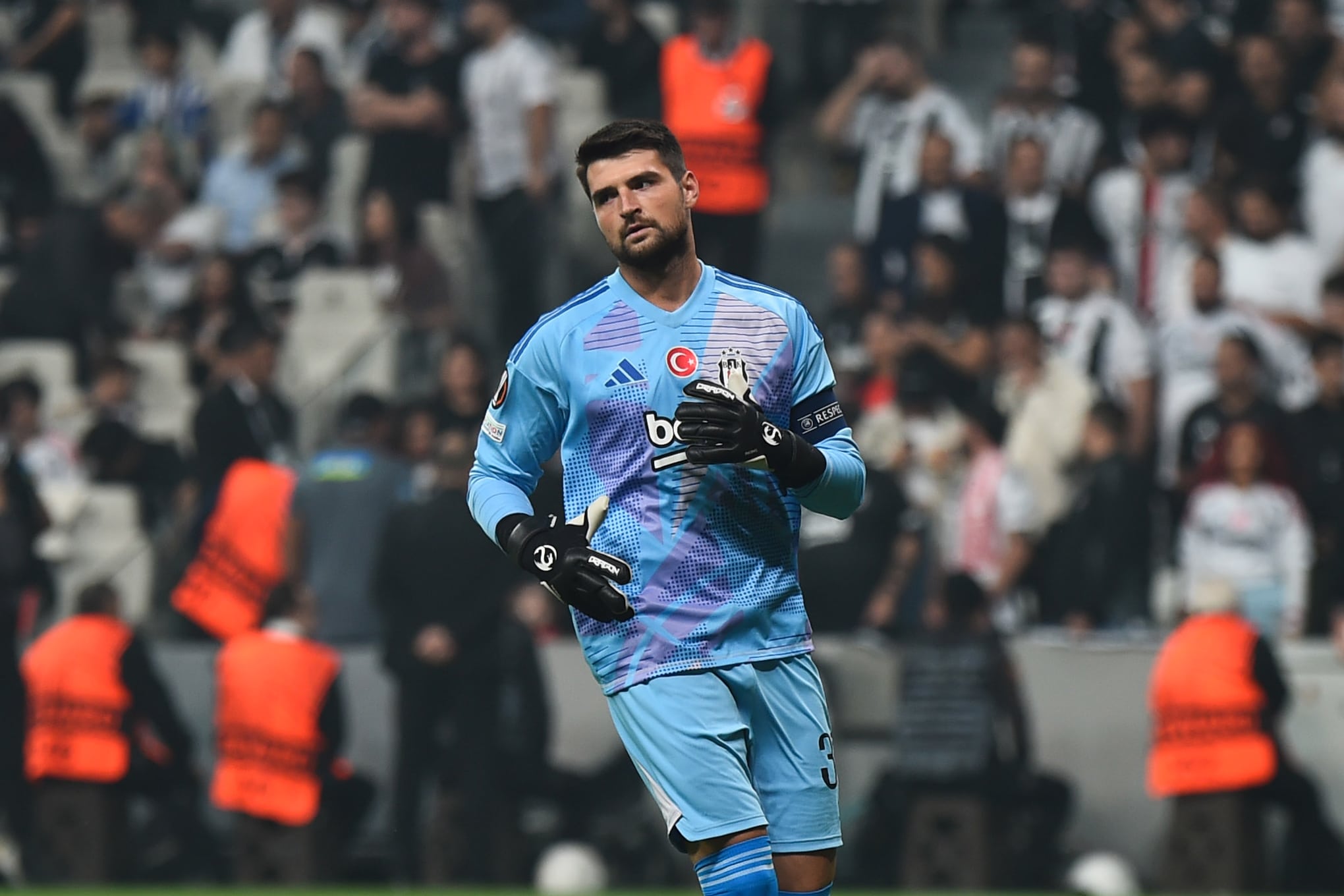 Ersin Destanoglu lors d'un match d'Europa League contre l'Eintracht Francfort.