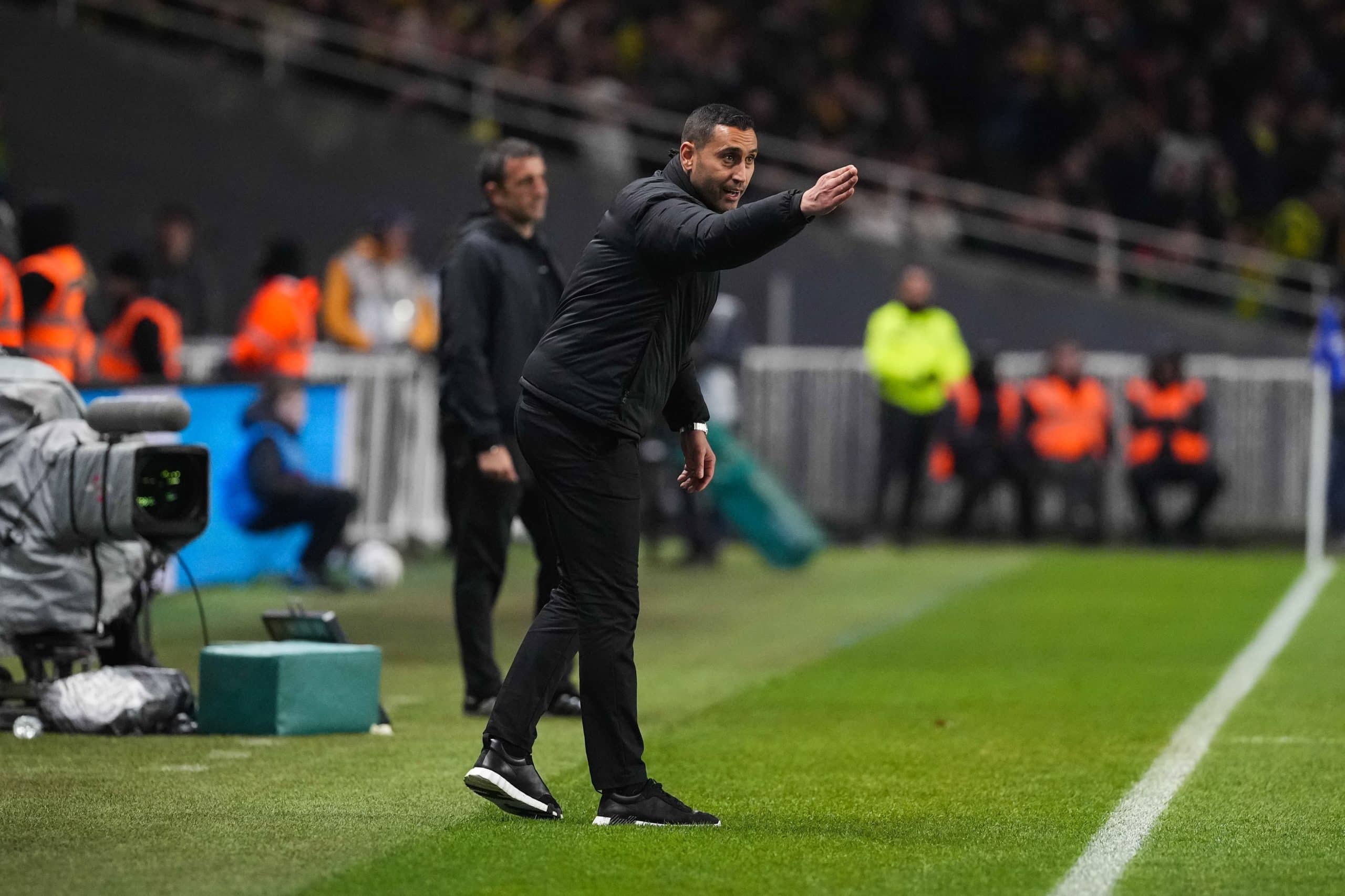 Ahmed Kantari donnant des consignes à ses joueurs lors de Nantes-Paris FC.