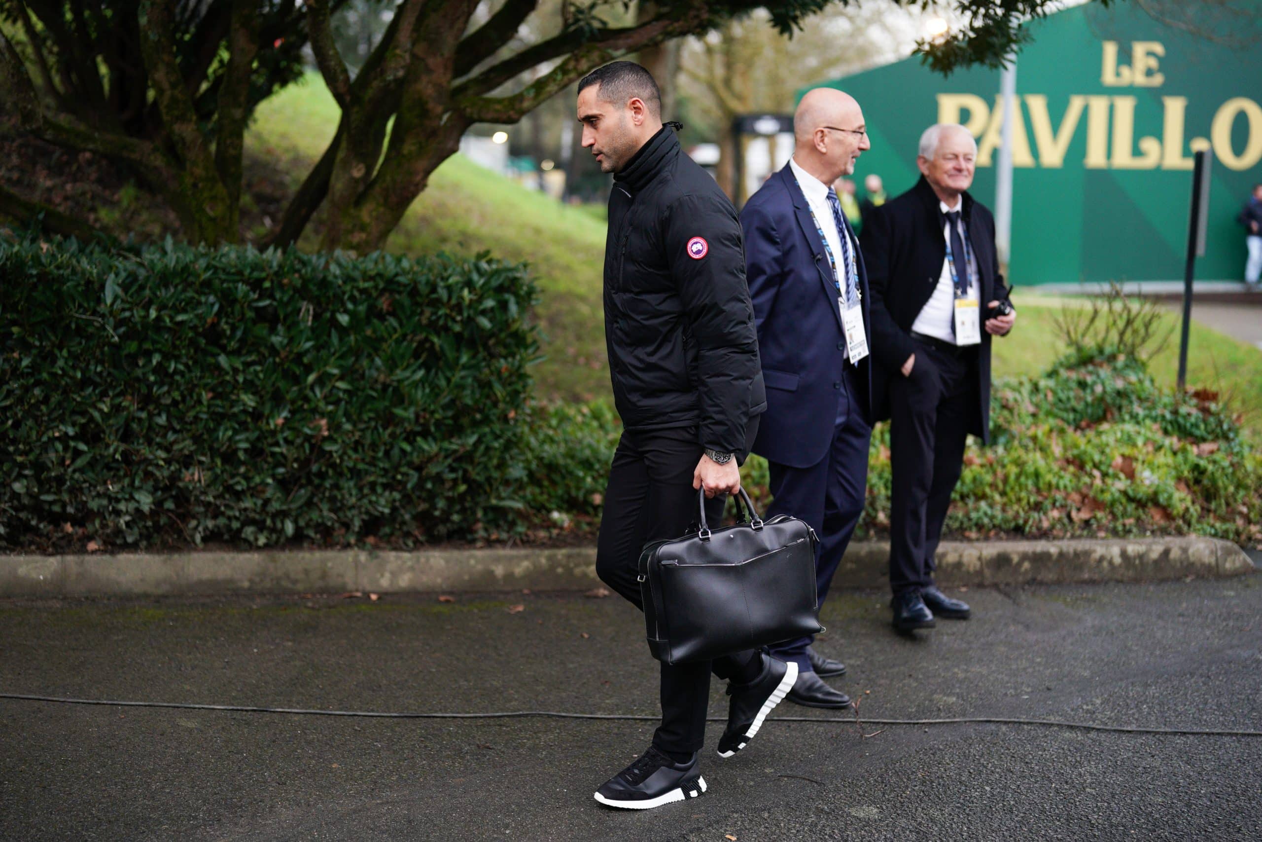 Ahmed Kantari quittant la Beaujoire, tête basse, après la défaite contre le Paris FC.