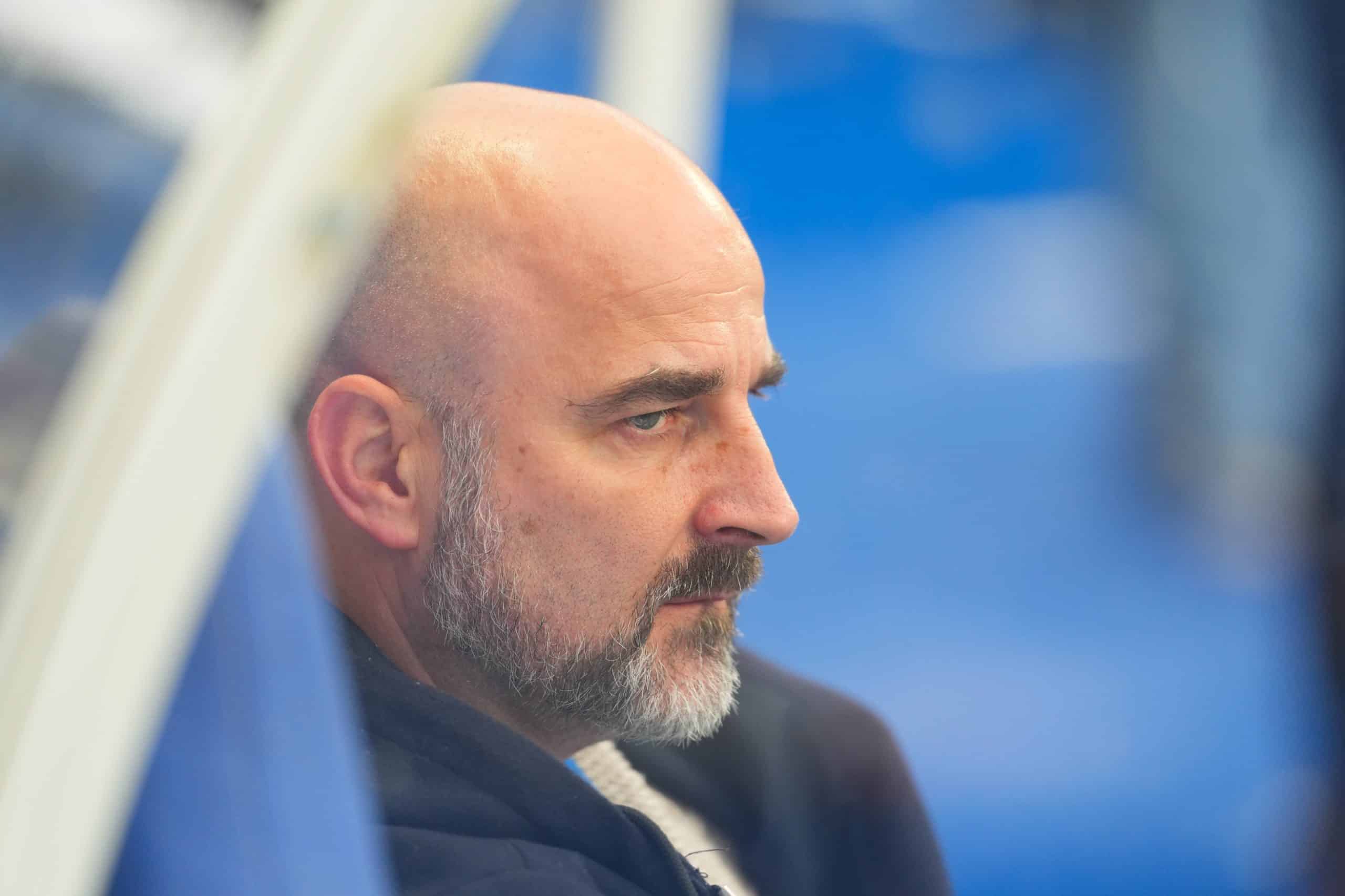 Antoine Sibierski assis sur un banc de touche avant un match de Troyes.