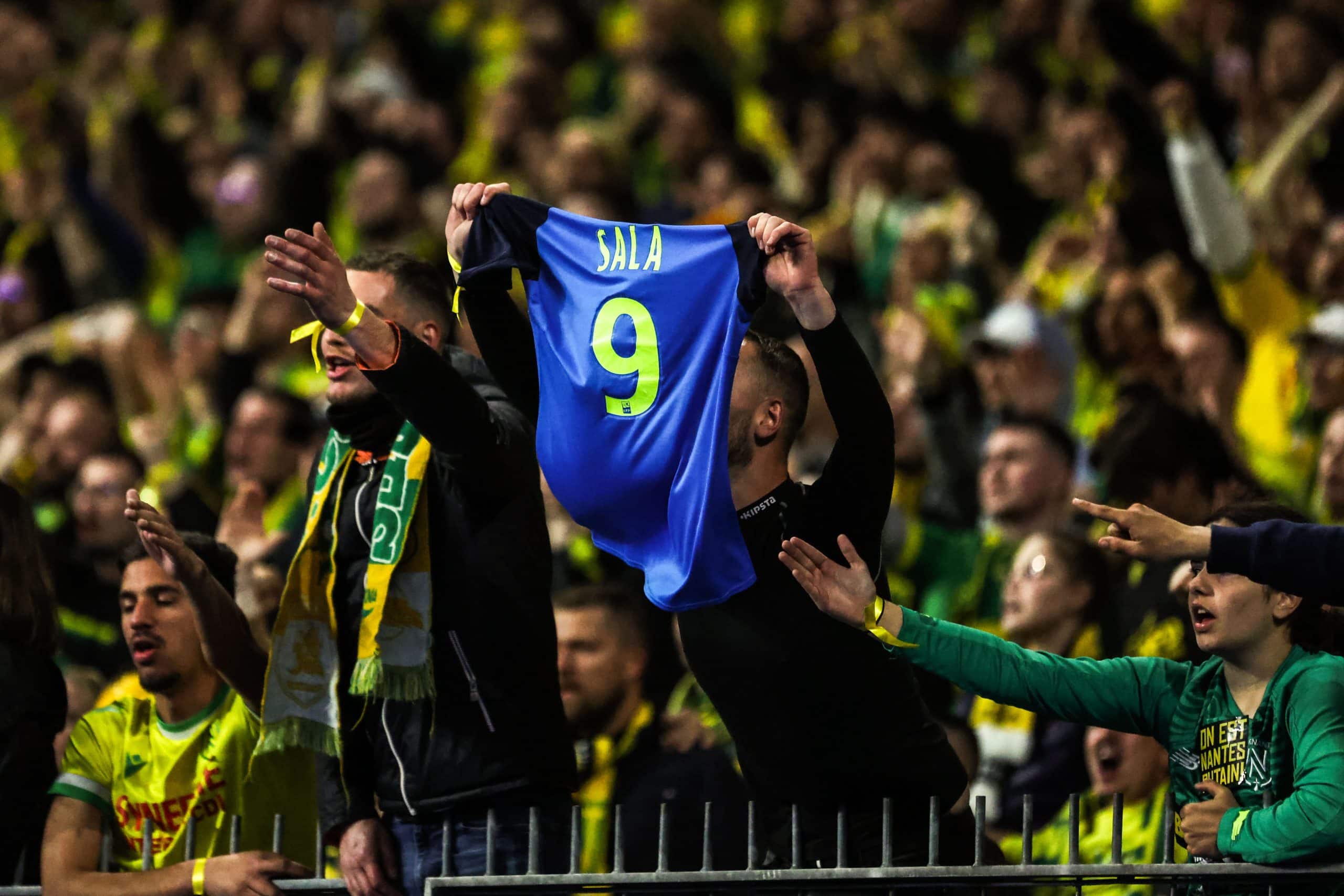 Le maillot d'Emiliano Sala brandi par un supporter du FC Nantes.