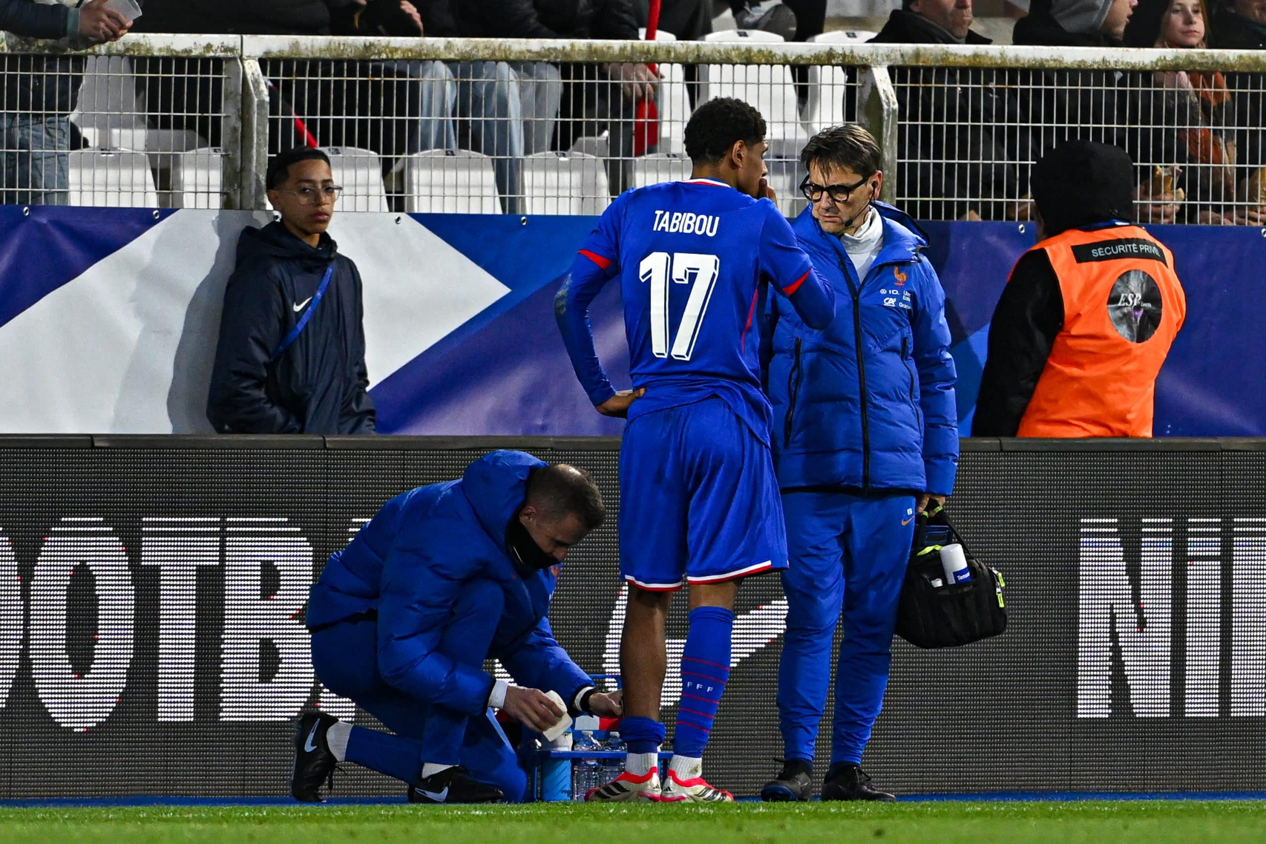 Dehmaine Tabibou soigné par le staff des Bleuets.