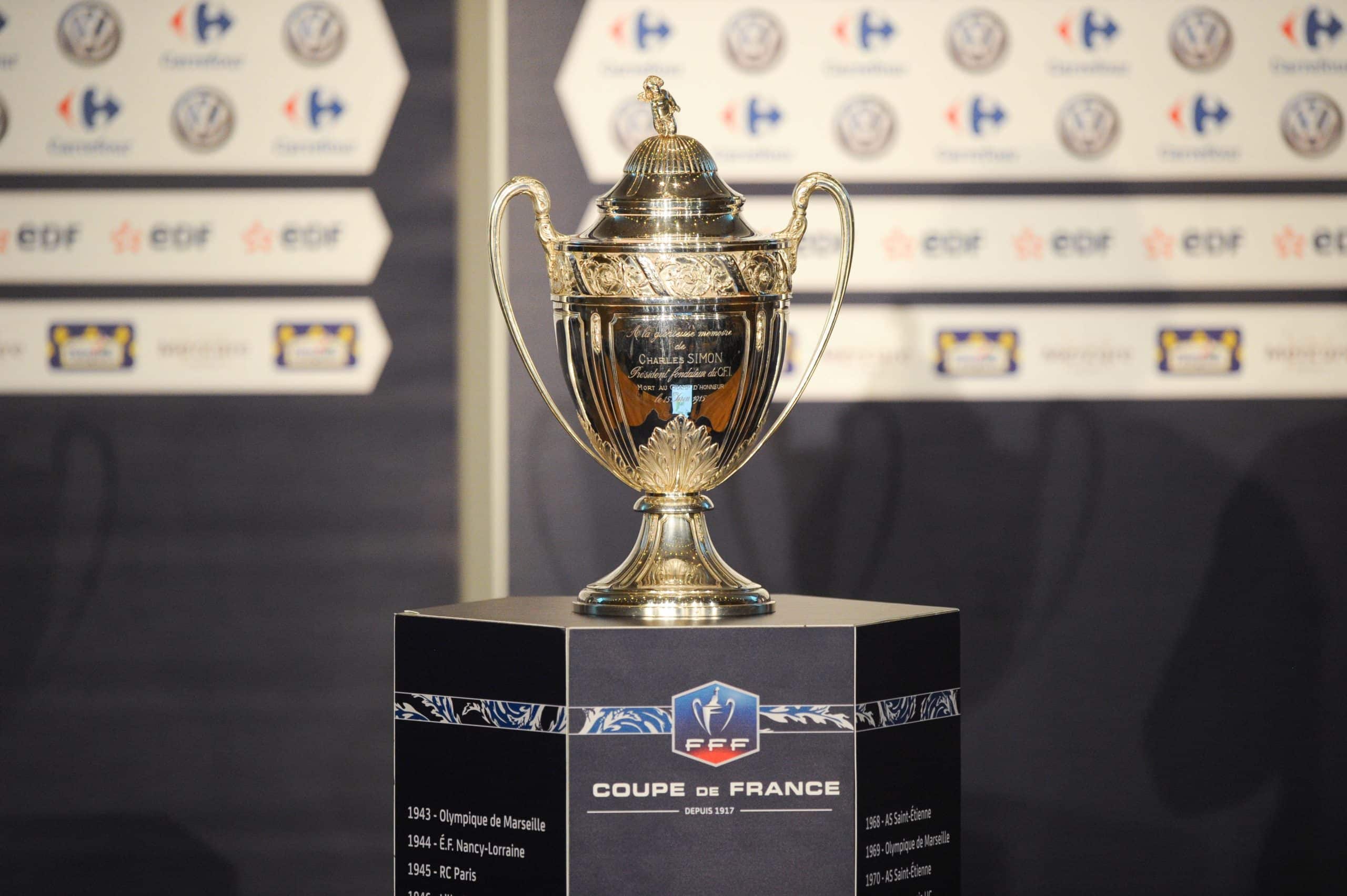 Le trophée de la Coupe de France.