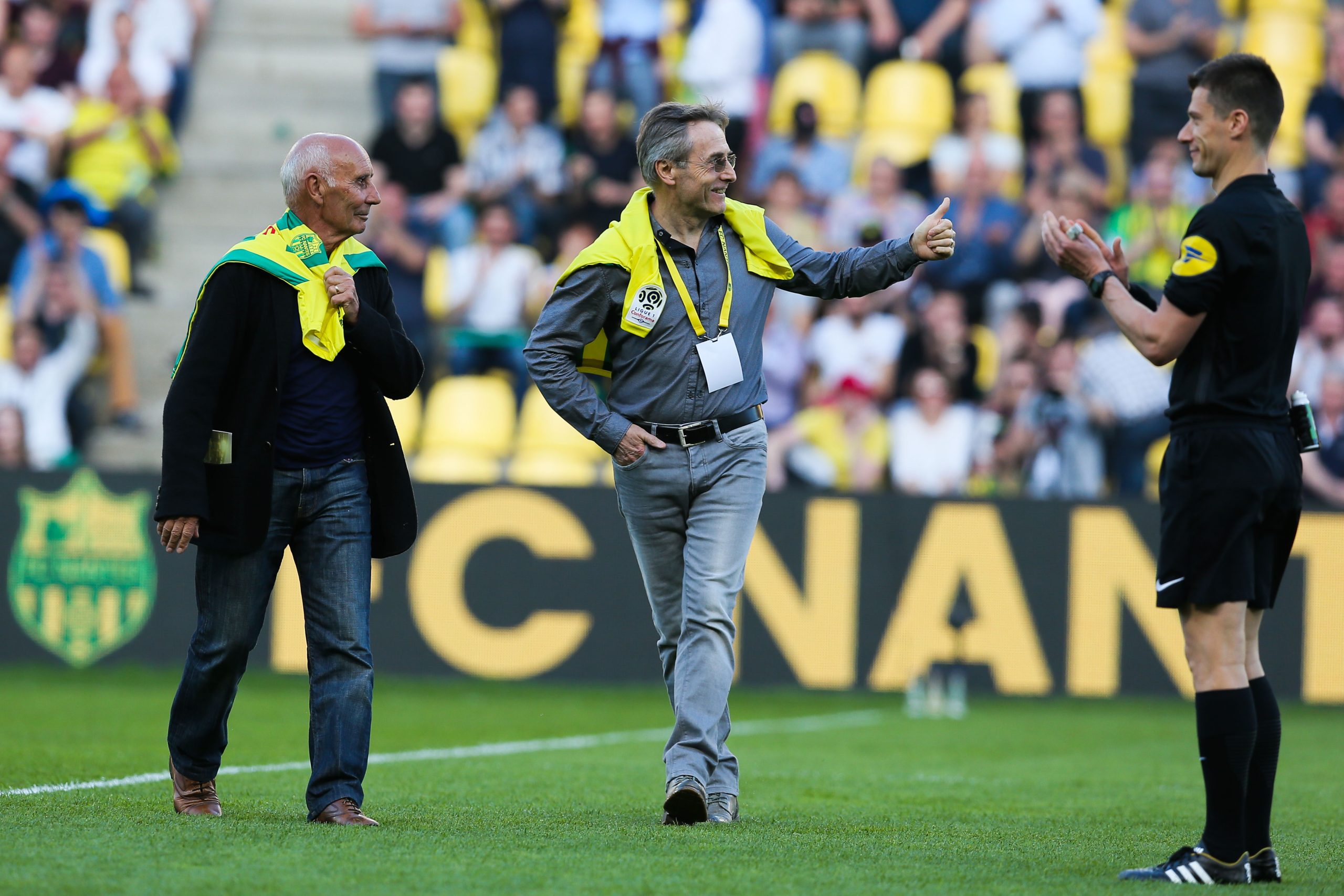 La légende du FC Nantes Raynald Denoueix saluant le public de la Beaujoire.