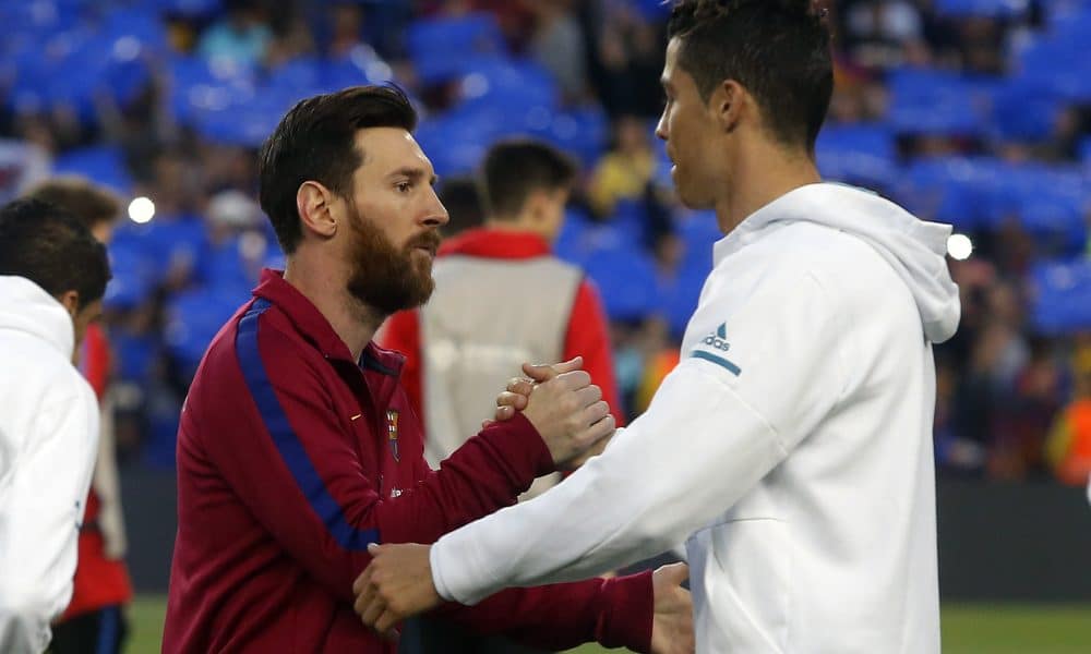 Lionel Messi et Cristiano Ronaldo se saluant avec un Clasico.