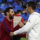Lionel Messi et Cristiano Ronaldo se saluant avec un Clasico.