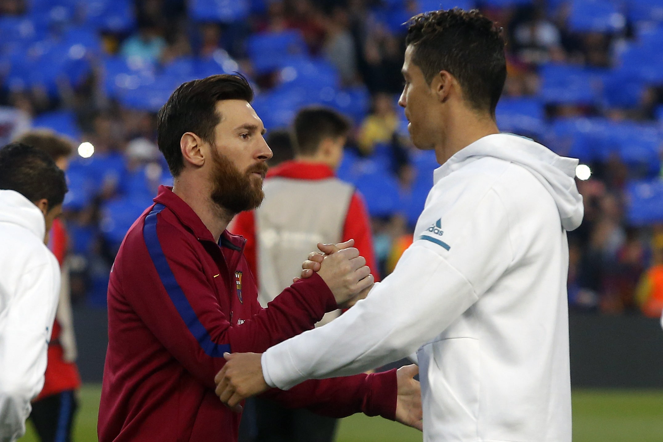 Lionel Messi et Cristiano Ronaldo se saluant avec un Clasico.