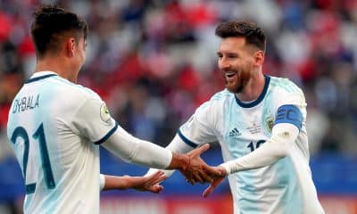 Messi et Dybala célèbrent un but