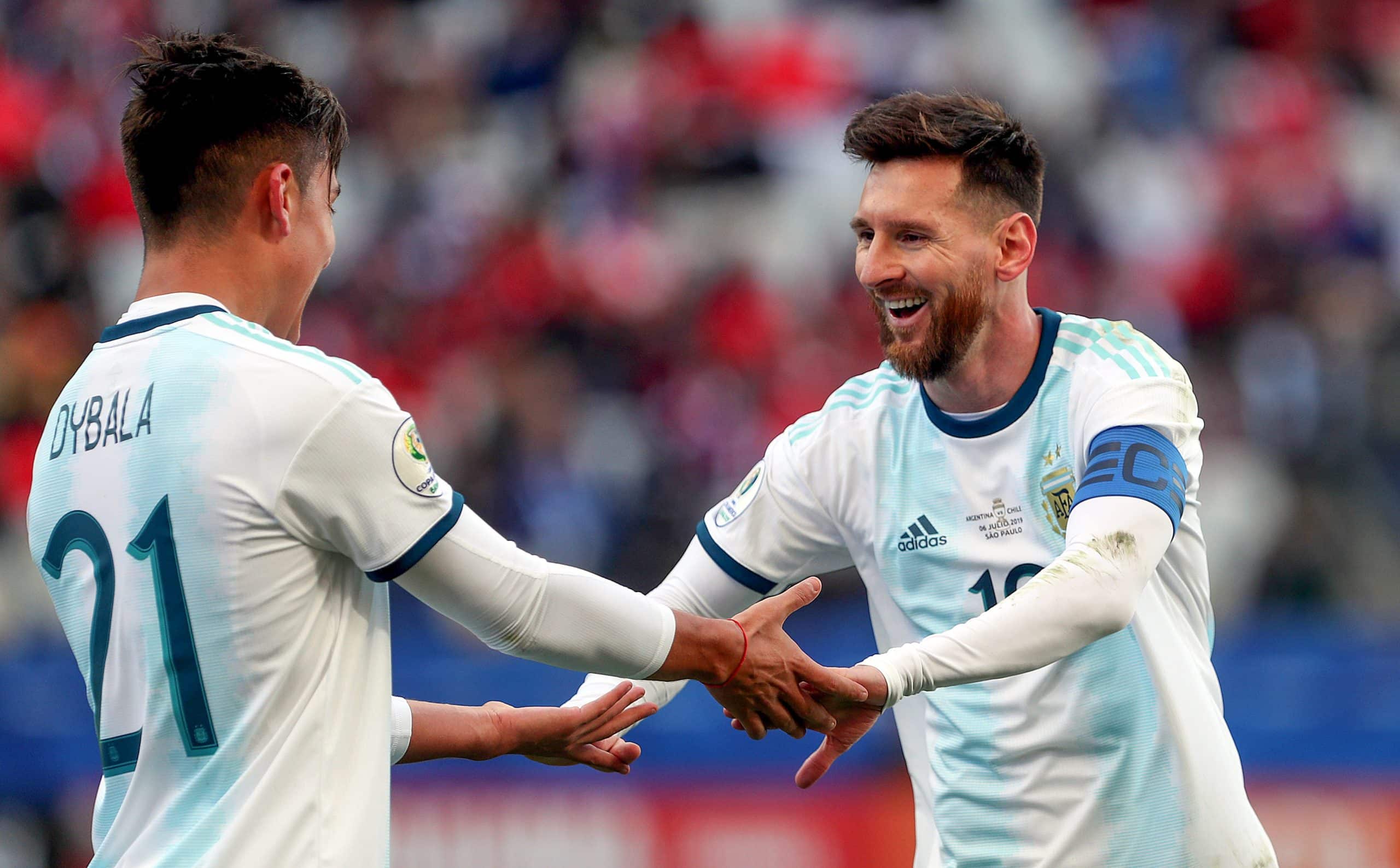 Messi et Dybala célèbrent un but