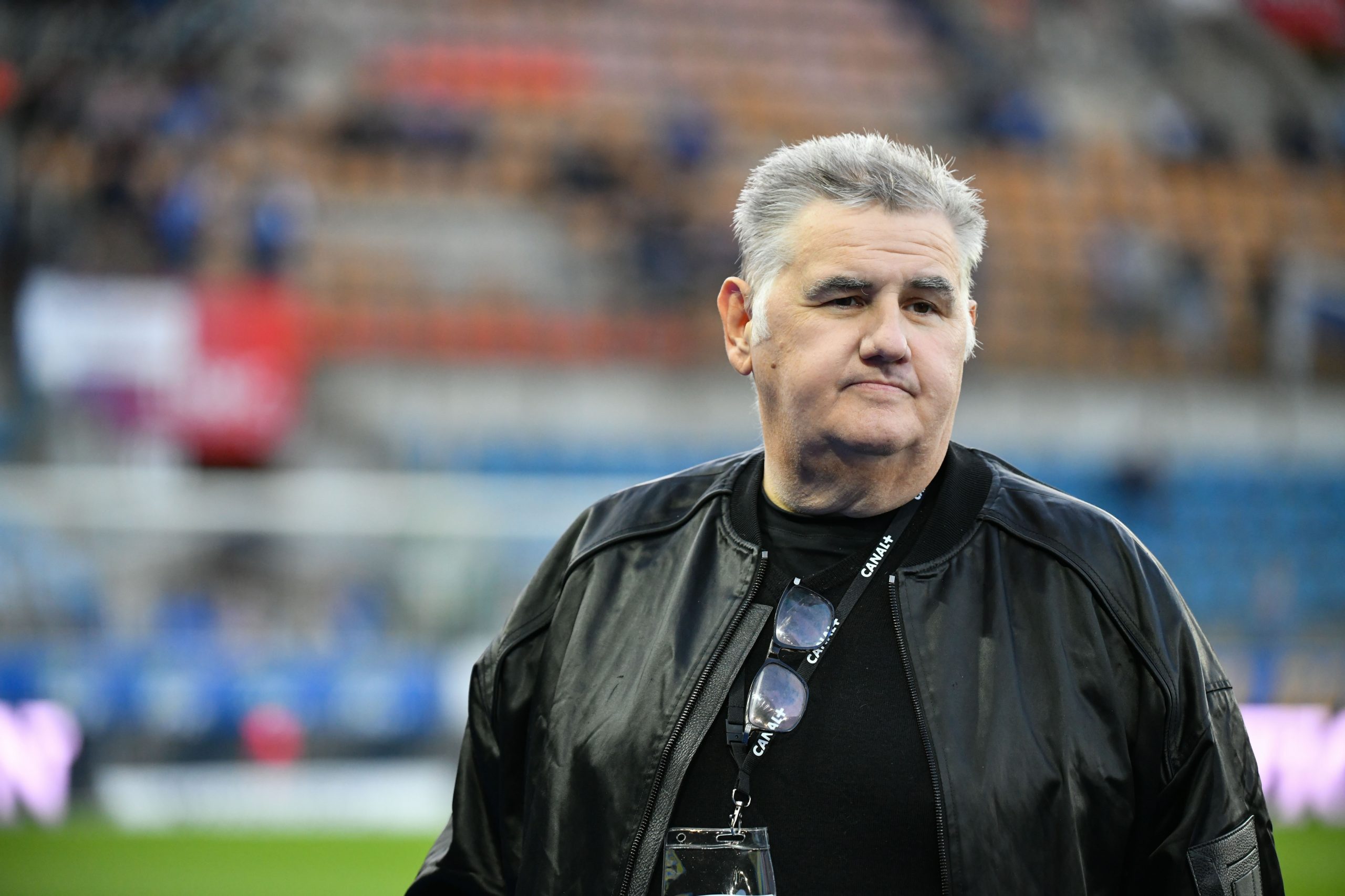 Le journaliste Pierre Ménès avant un match à la Meinau.