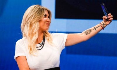 Wanda Nara prenant un selfie.