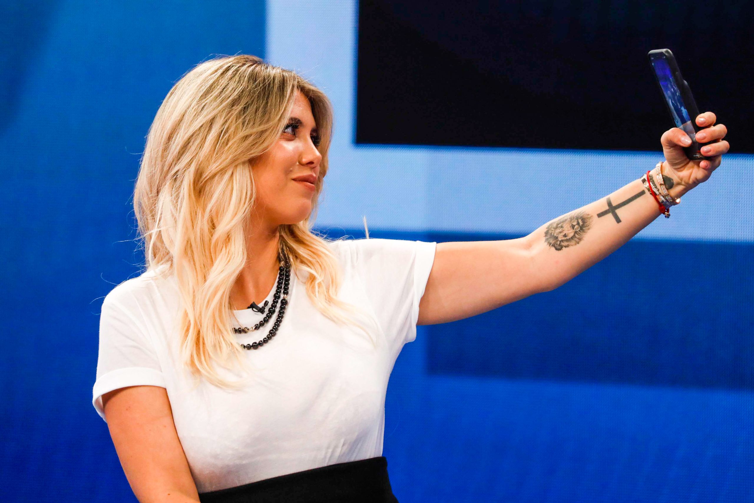 Wanda Nara prenant un selfie.