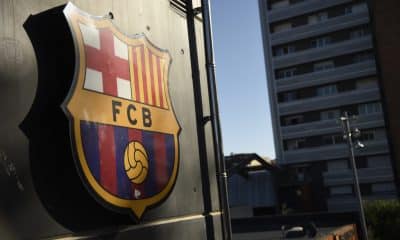 Logo du FC Barcelone sur la façade d'un immeuble.