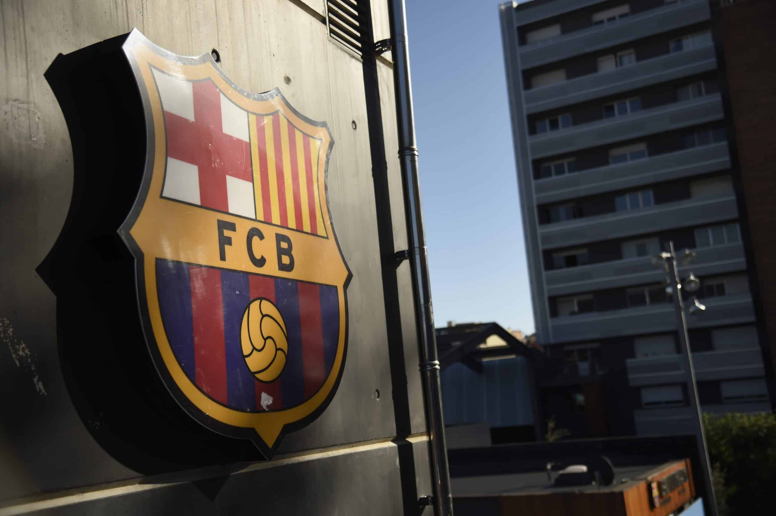 Logo du FC Barcelone sur la façade d'un immeuble.