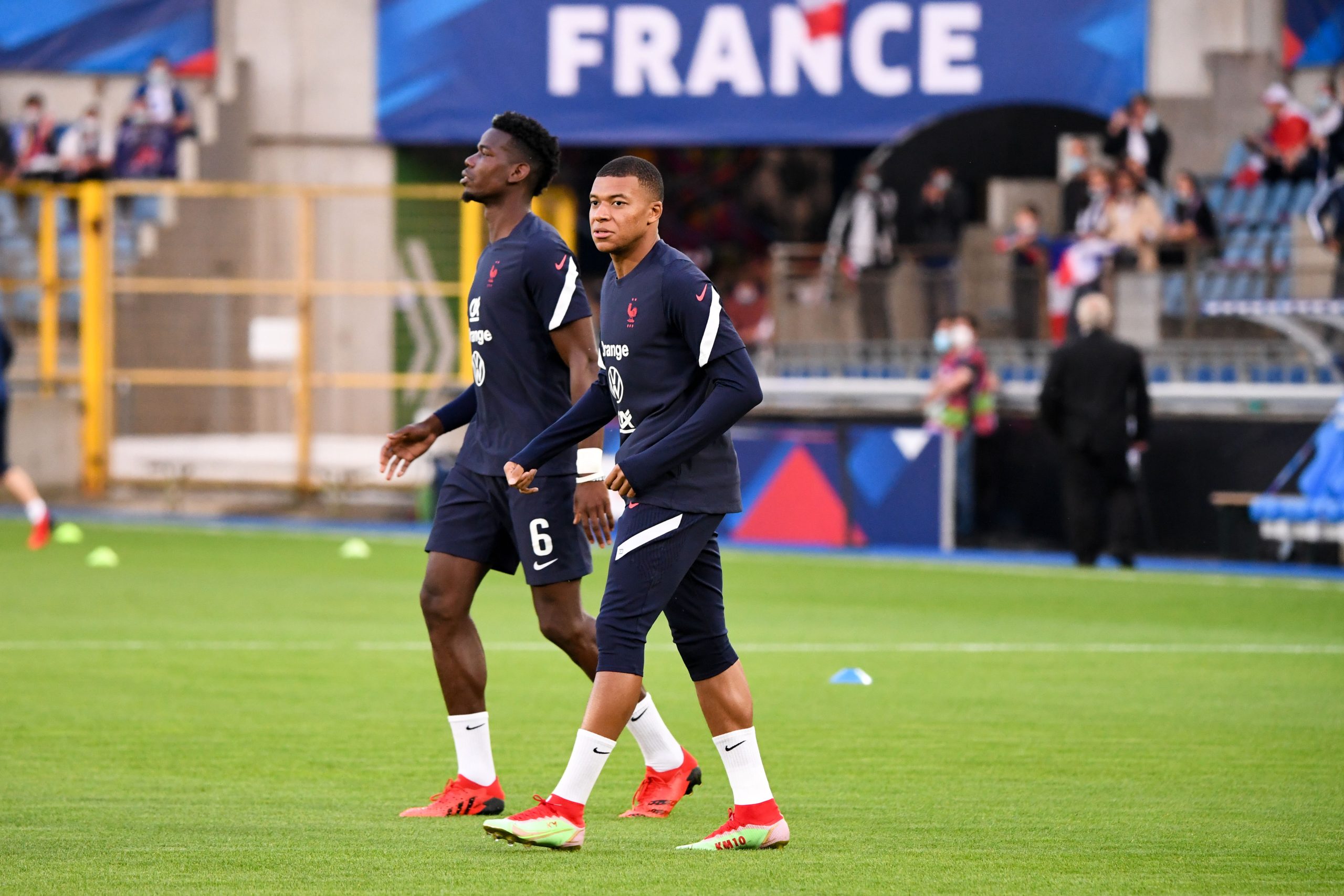 Paul Pogba et Kylian Mbappé lors d'un échauffement de l'équipe de France.