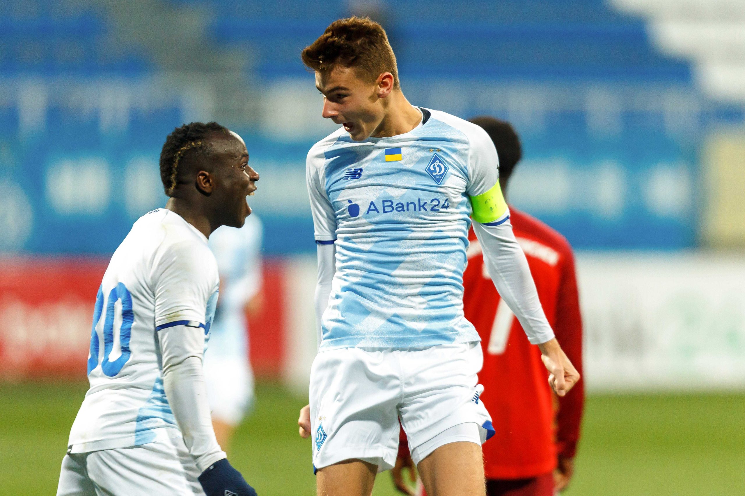Samba Diallo (à gauche) célébrant un but avec un partenaire du Dynamo Kiev.