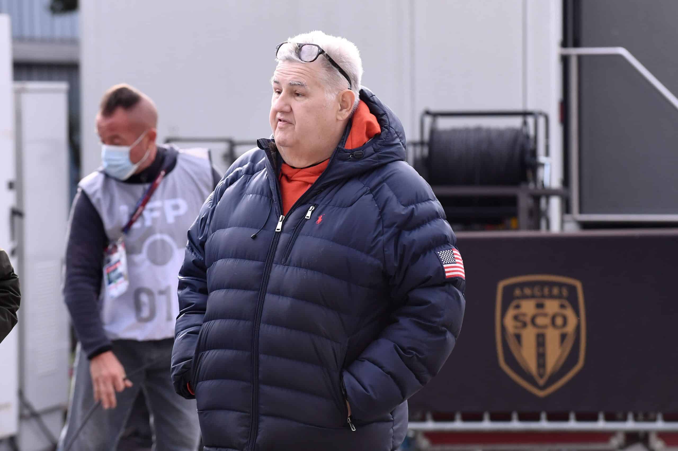 Le journaliste Pierre Ménès lors d'un match à Angers.