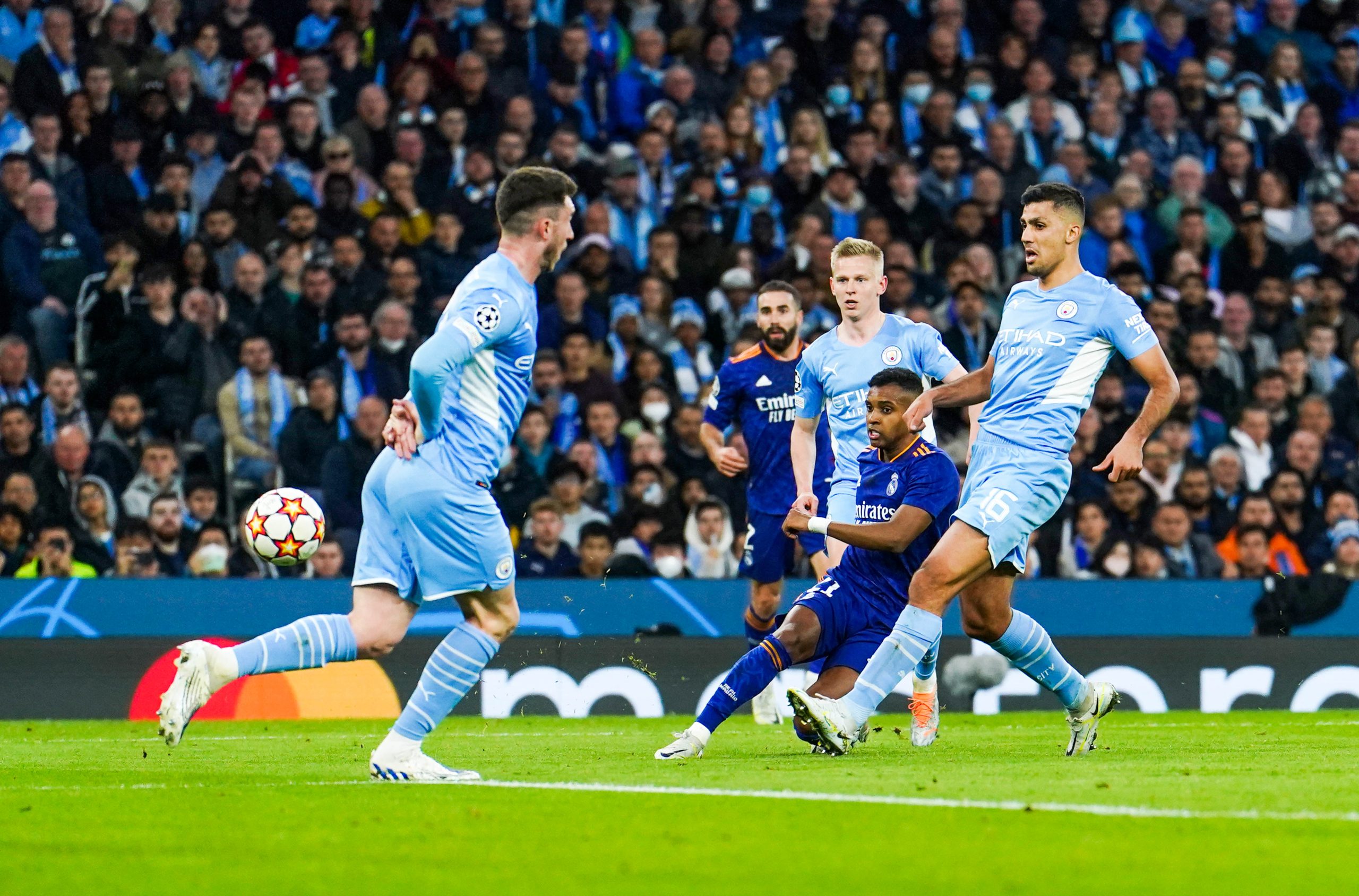 Rodri tentant de contrer Rodrygo lors d'un Manchester City-Real Madrid au printemps 2022.