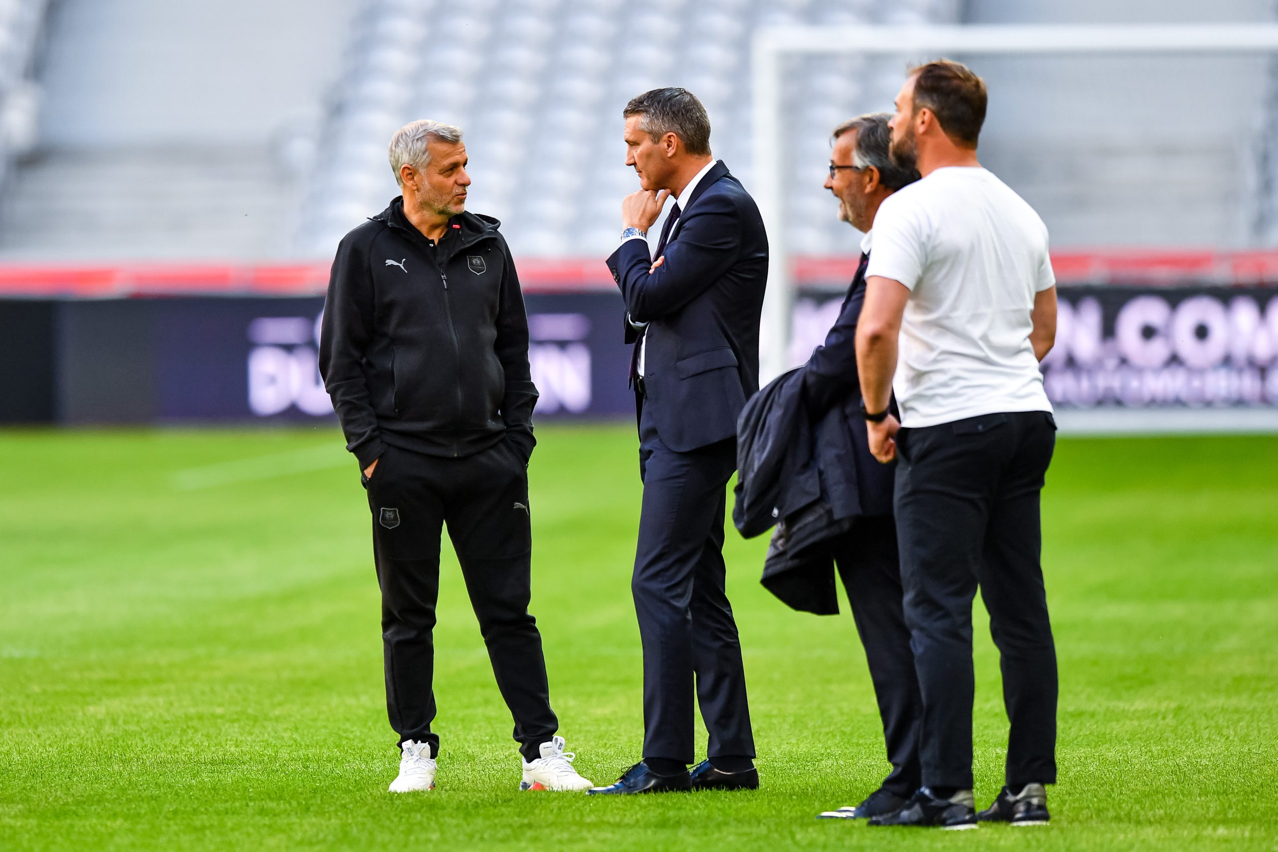 Bruno Genesio et Olivier Létang en discussion avant un match du LOSC.