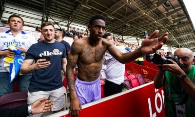 Junior Firpo célébrant une victoire avec les supporters de Leeds.