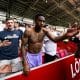 Junior Firpo célébrant une victoire avec les supporters de Leeds.